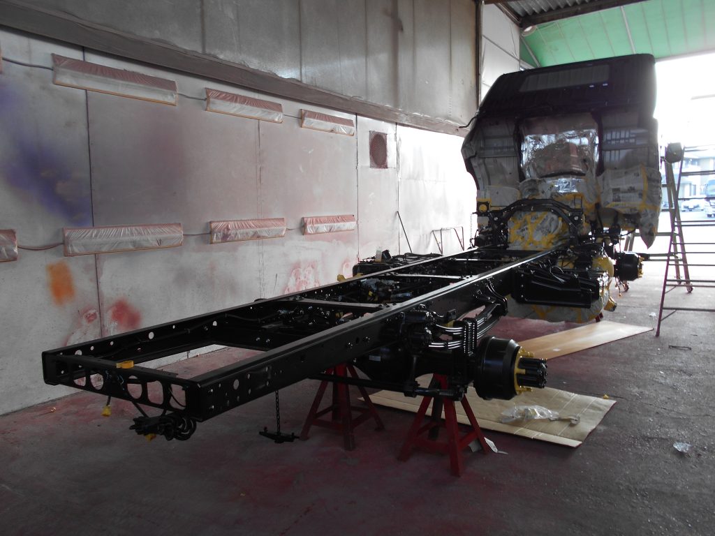 ファイター 家畜運搬車 下回り 塗装 ラメ塗装