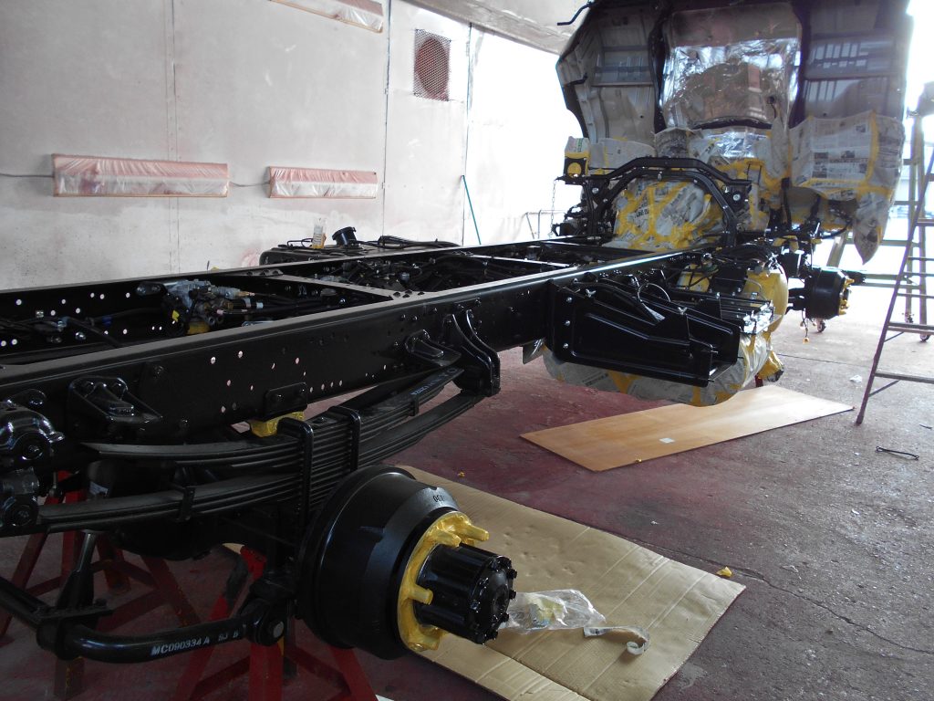 ファイター 家畜運搬車 下回り 塗装 ラメ塗装