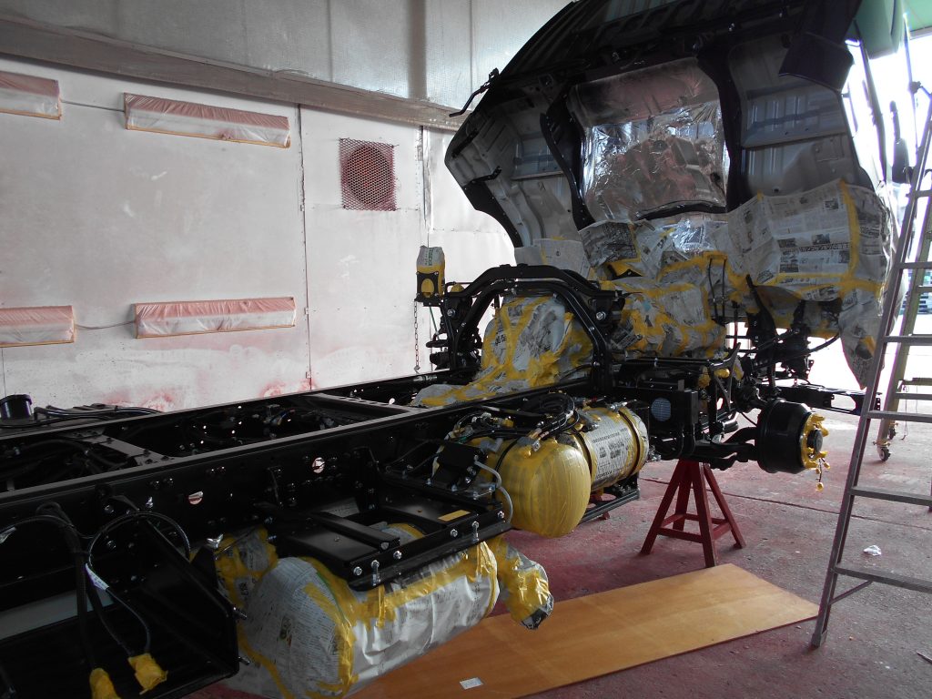 ファイター 家畜運搬車 下回り 塗装 ラメ塗装