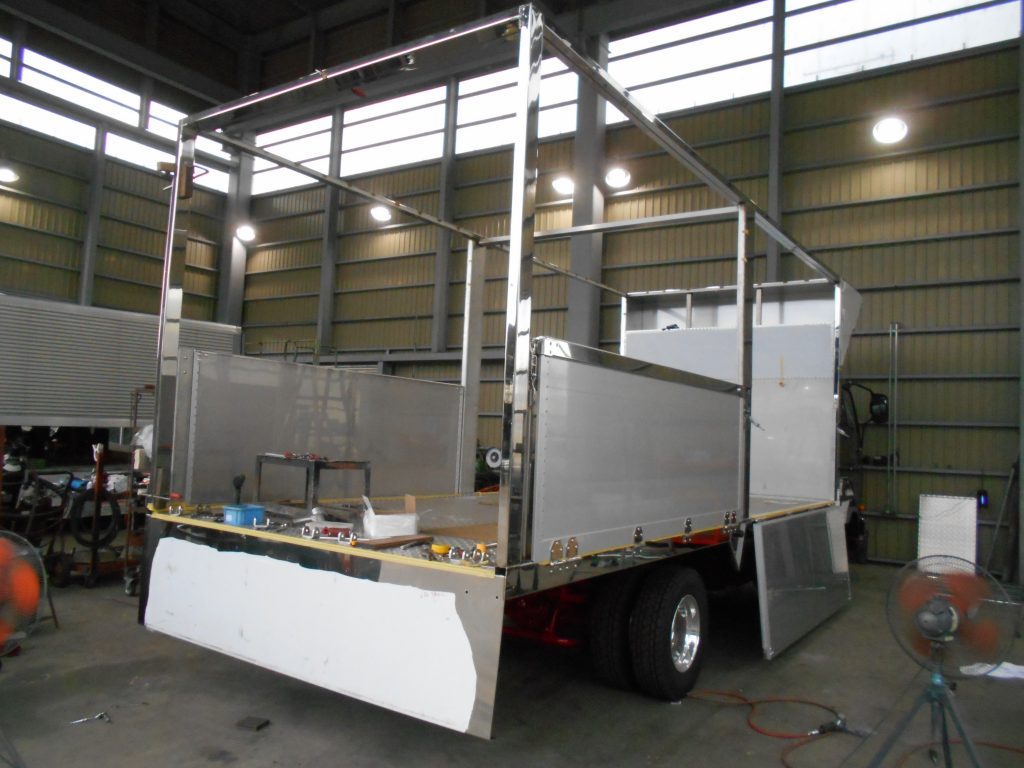家畜運搬車 リヤ門構 ステンレス 研磨 溶接 製造 製作