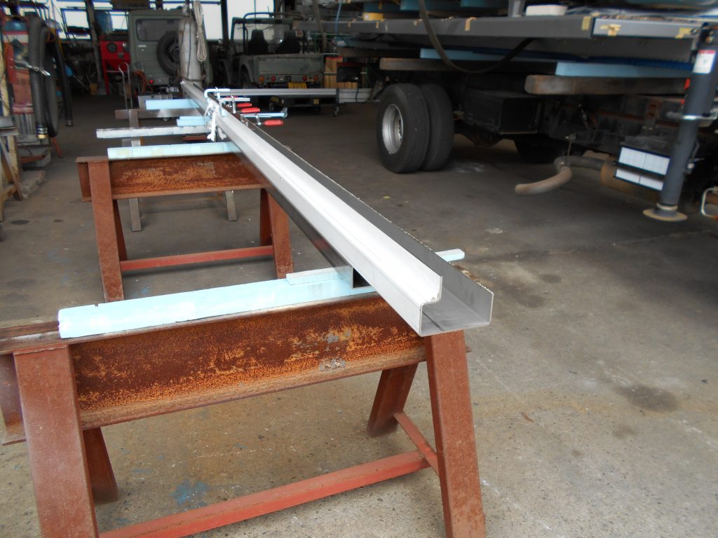 家畜運搬車 土台枠ステンレス加工 床面 溶接 Tig溶接