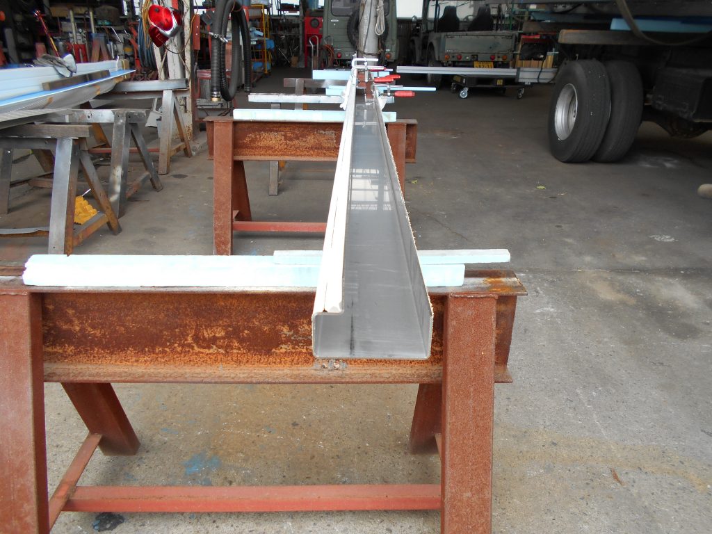 家畜運搬車 土台枠ステンレス加工 床面 溶接 Tig溶接