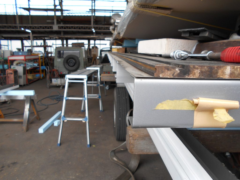 家畜運搬車 土台枠ステンレス加工 床面 溶接 Tig溶接