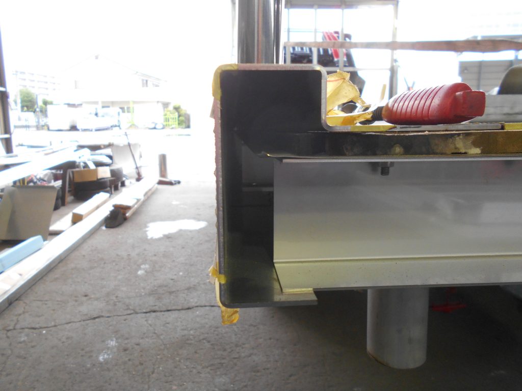 家畜運搬車 土台枠ステンレス加工 床面 溶接 Tig溶接