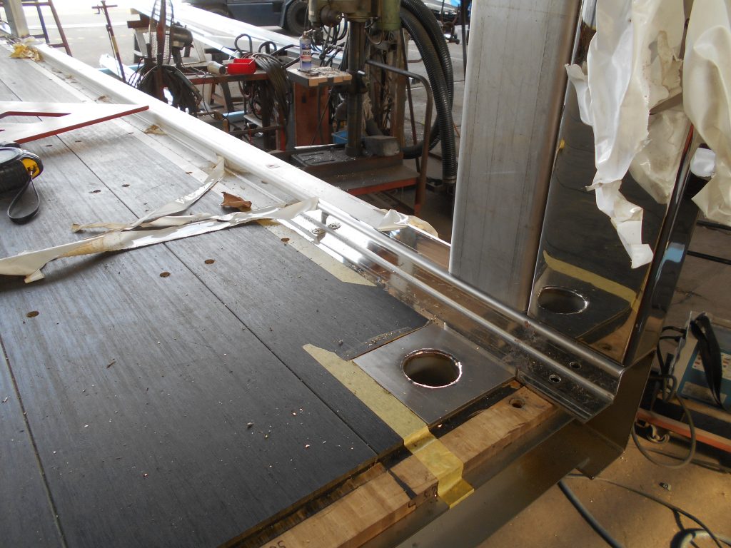 家畜運搬車 土台枠ステンレス加工 床面 溶接 Tig溶接