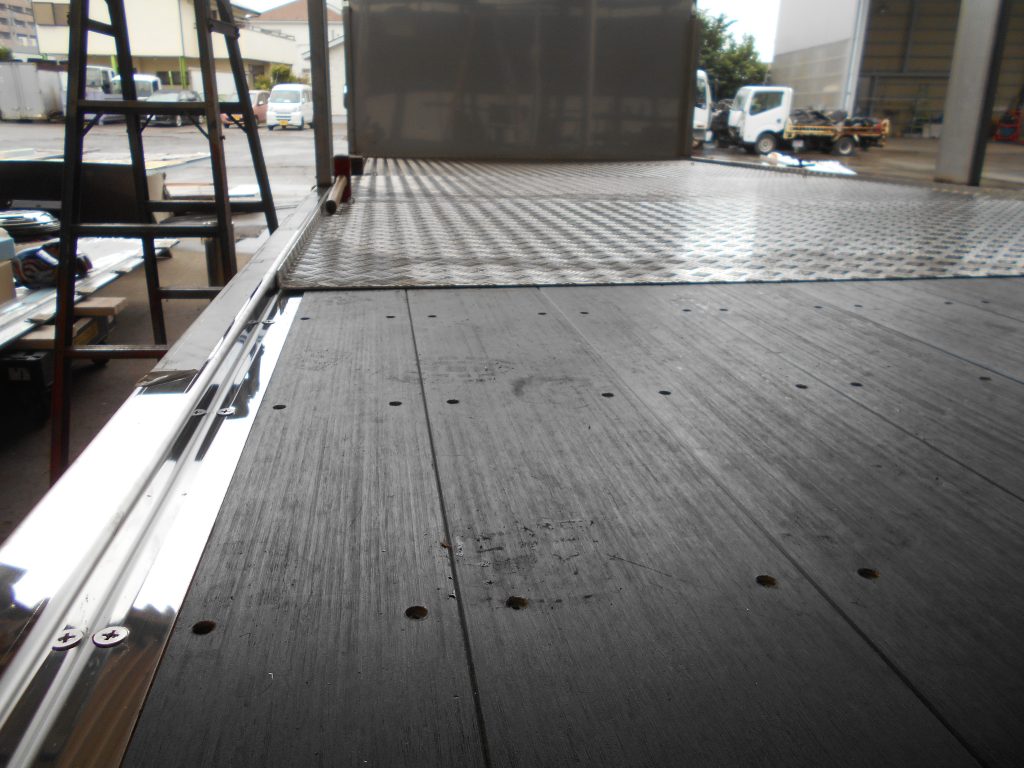 家畜運搬車 土台枠ステンレス加工 床面 溶接 Tig溶接