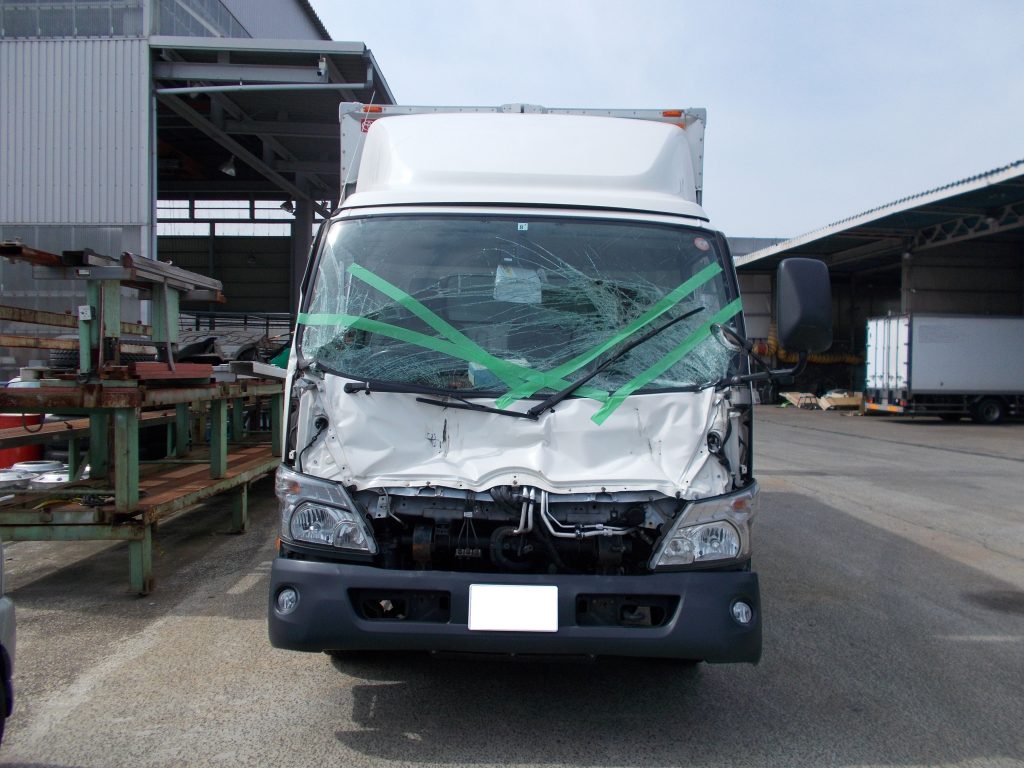 トヨタ　ダイナ　デュトロ　ウィング車　事故　トラック　2ｔ車　フレーム修理　積載車