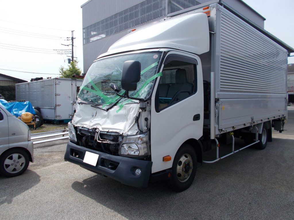 トヨタ　ダイナ　デュトロ　ウィング車　事故　トラック　2ｔ車　フレーム修理　積載車