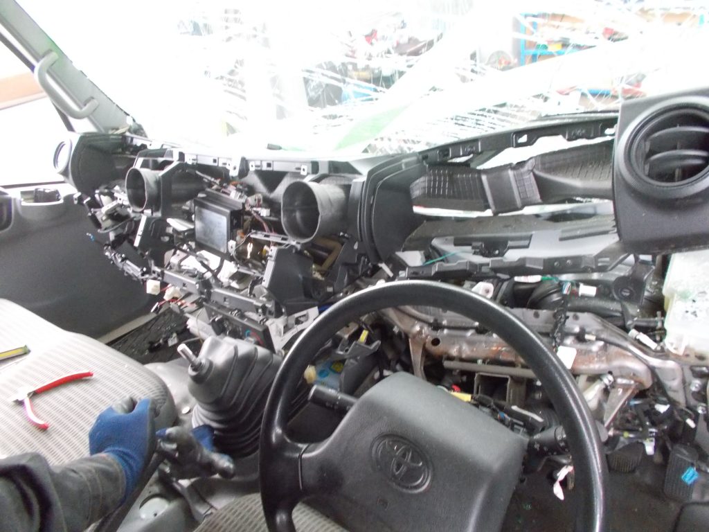 トヨタ　ダイナ　デュトロ　ウィング車　事故　トラック　2ｔ車　フレーム修理　積載車