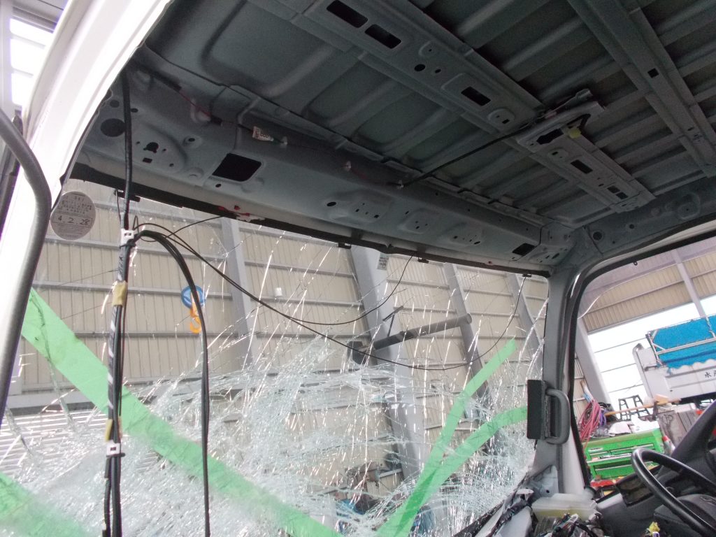 トヨタ　ダイナ　デュトロ　ウィング車　事故　トラック　2ｔ車　フレーム修理　積載車