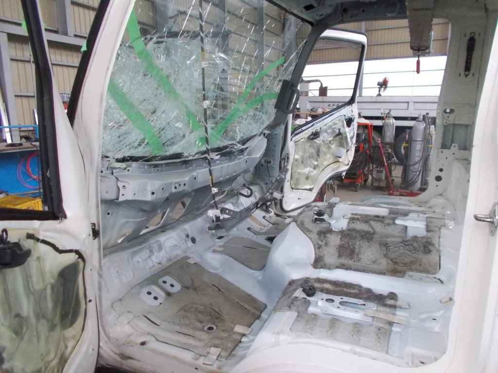 トヨタ　ダイナ　デュトロ　ウィング車　事故　トラック　2ｔ車　フレーム修理　積載車