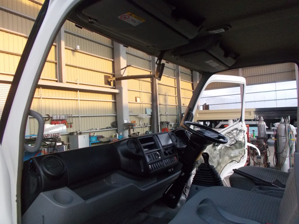 トヨタ　ダイナ　デュトロ　ウィング車　事故　トラック　2ｔ車　フレーム修理　積載車