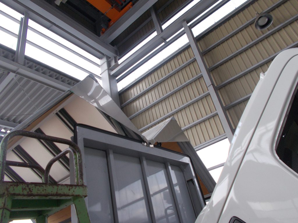 トヨタ　ダイナ　デュトロ　ウィング車　事故　トラック　2ｔ車　フレーム修理　積載車