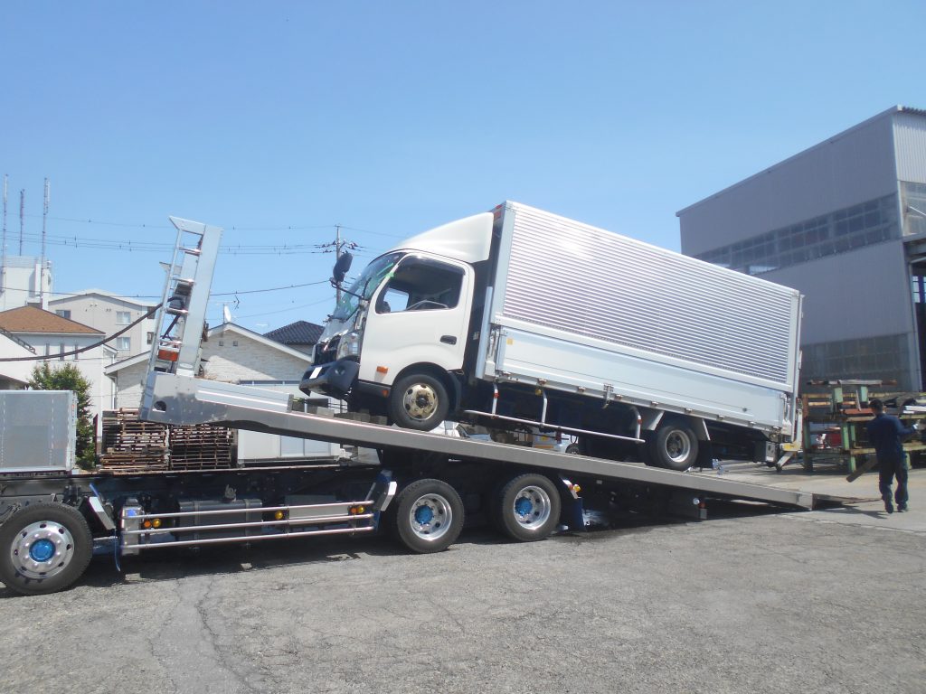 トヨタ　ダイナ　デュトロ　ウィング車　事故　トラック　2ｔ車　フレーム修理　積載車