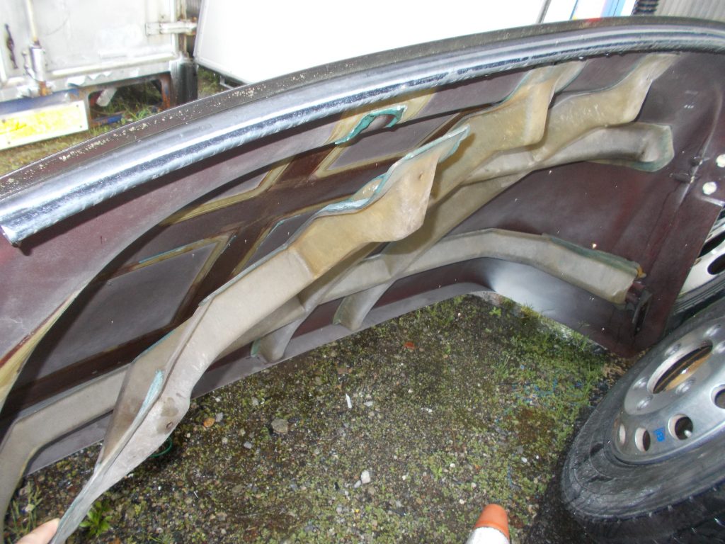 トヨタ　ダイナ　デュトロ　ウィング車　事故　トラック　2ｔ車　フレーム修理　導風板