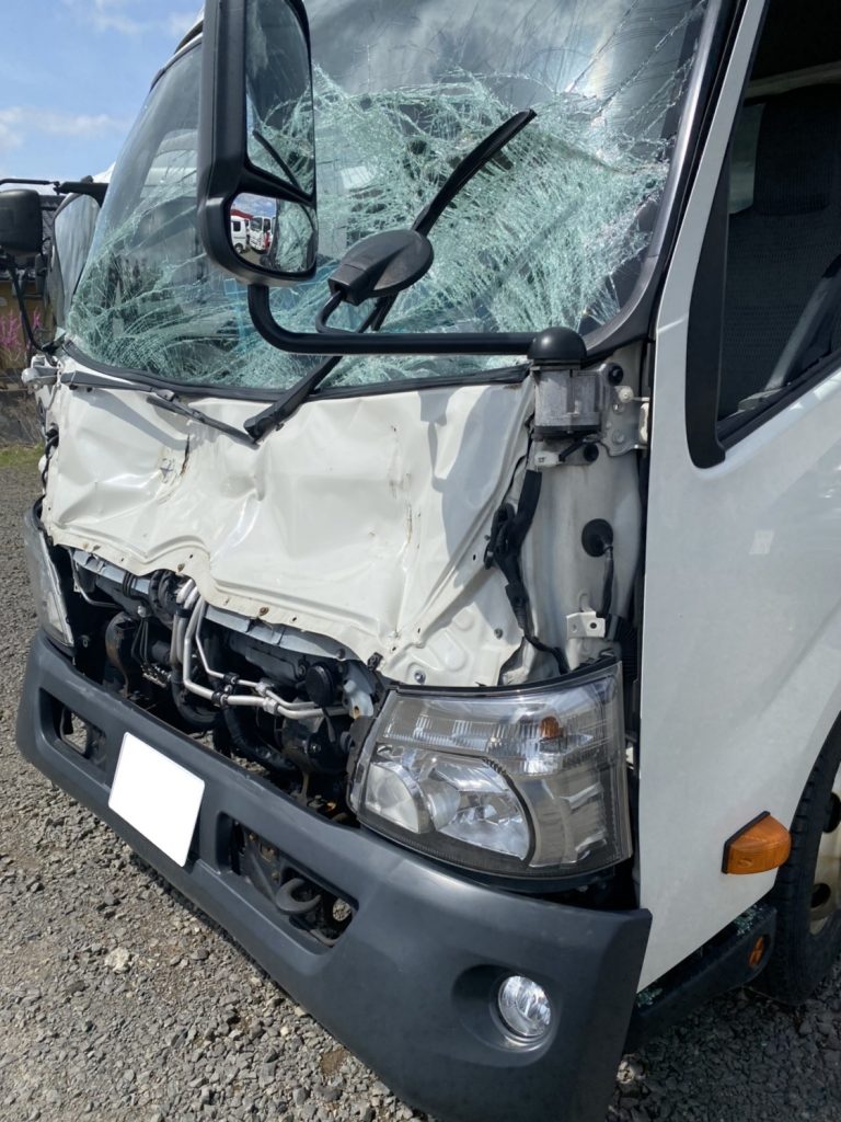 トヨタ　ダイナ　デュトロ　ウィング車　事故　トラック　2ｔ車