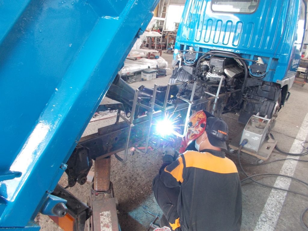 三菱 キャンター ダンプ KC-FG507 フレーム腐食 フレーム曲がり 曲り 修正 修理