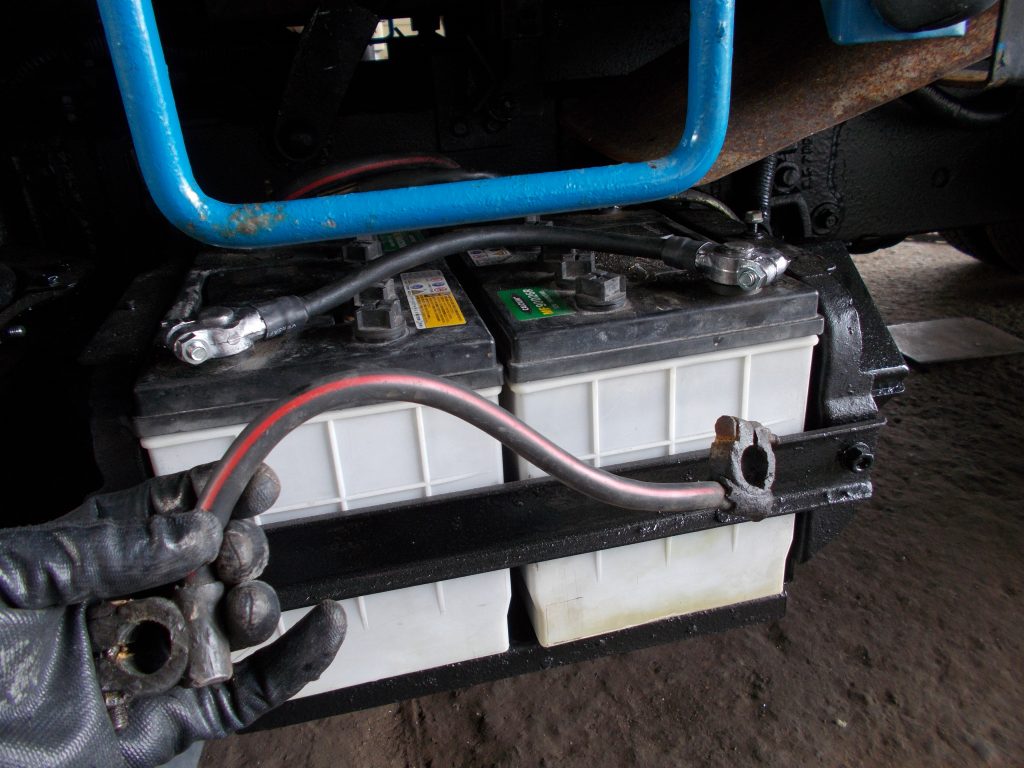 三菱 キャンター ダンプ KC-FG507 フレーム腐食 フレーム曲がり 曲り 修正 修理 バッテリーケーブル