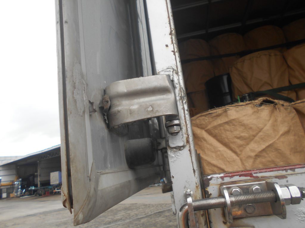 トラック修理 リヤトビラ ウィング車 ロックロッド 丁番 ファイター 増トン車