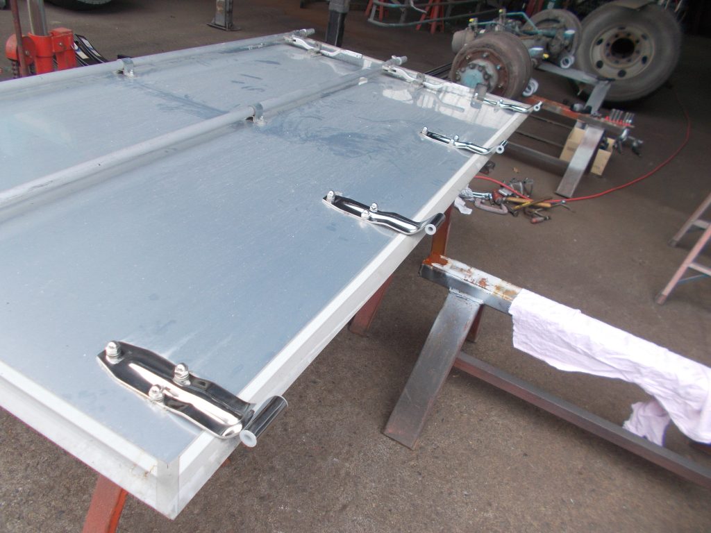 トラック修理 リヤトビラ ウィング車 ロックロッド 丁番 ファイター 増トン車