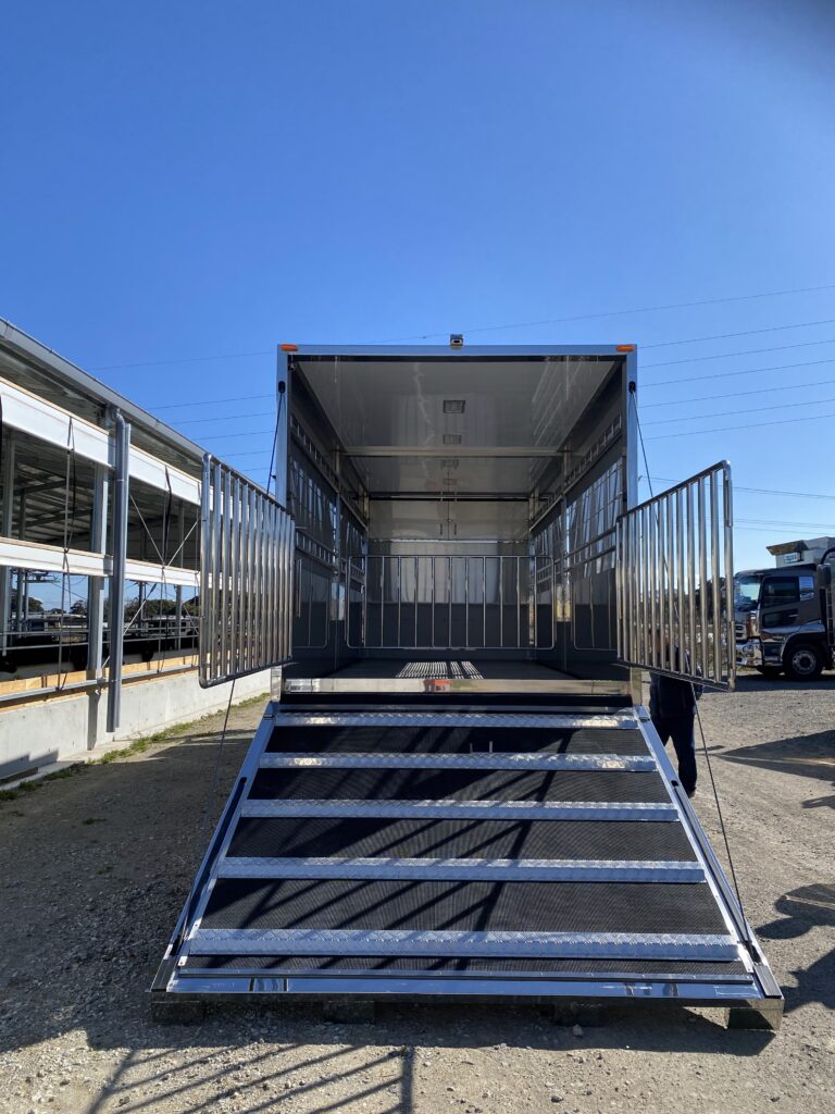 コウゴ牧場 ゲート 家畜運搬車 柳沼ボデー工場 畜産 新車 製造