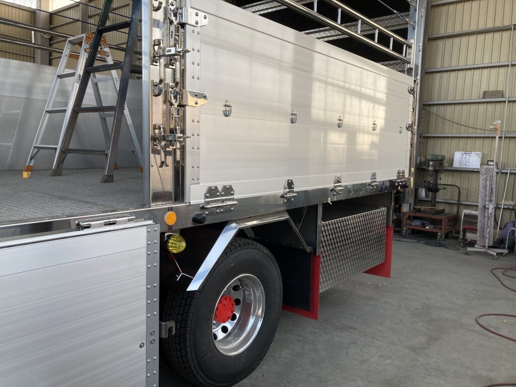 家畜運搬車 柳沼ボデー工場 畜産 新車 製造