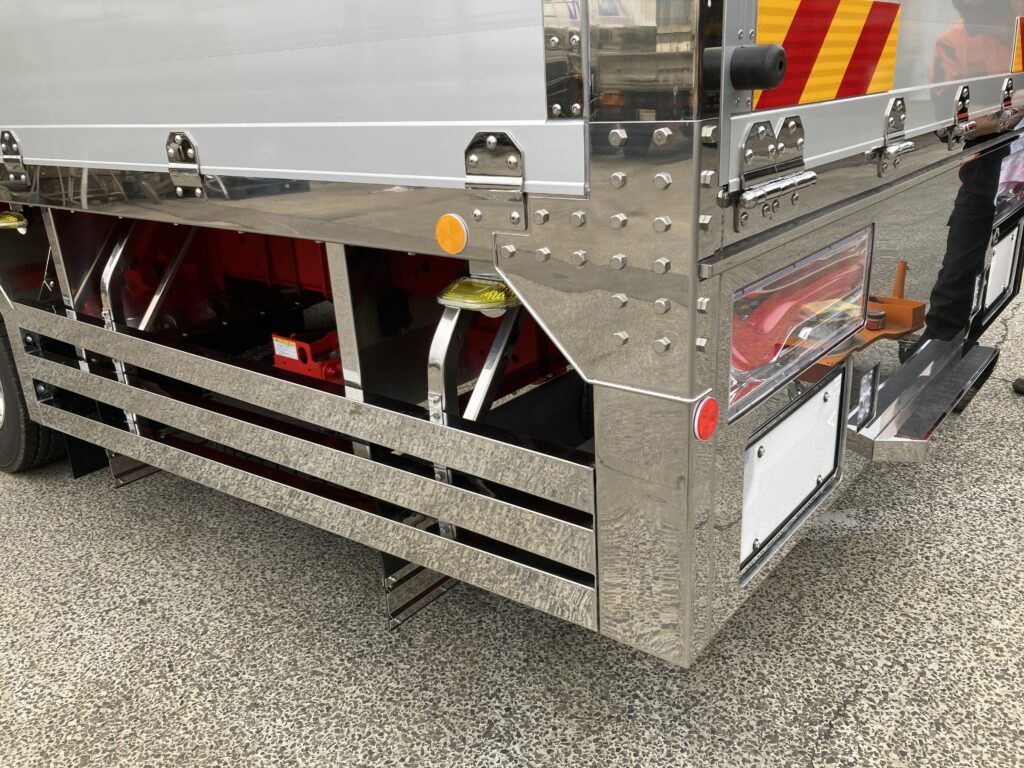 家畜運搬車 柳沼ボデー工場 畜産 新車 製造 牛 豚 養豚 家畜車