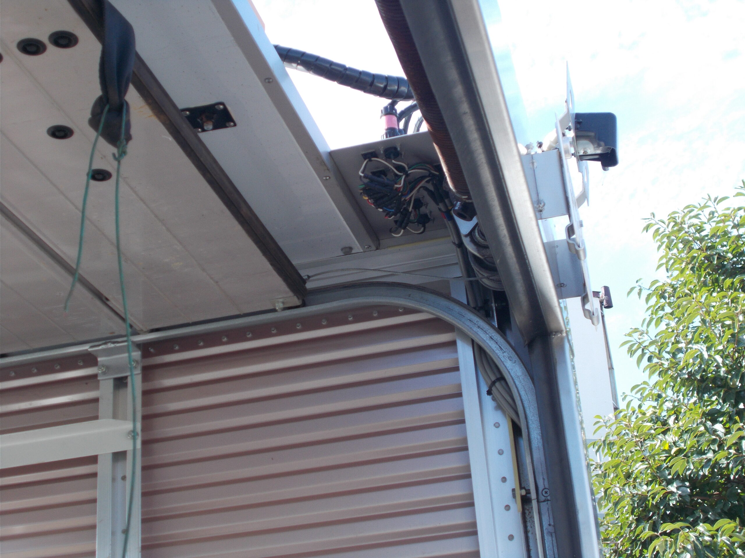 いすゞ自動車 モリタエコノス 北村製作所 シャッタートビラ リヤシャッター 事故 修理 故障