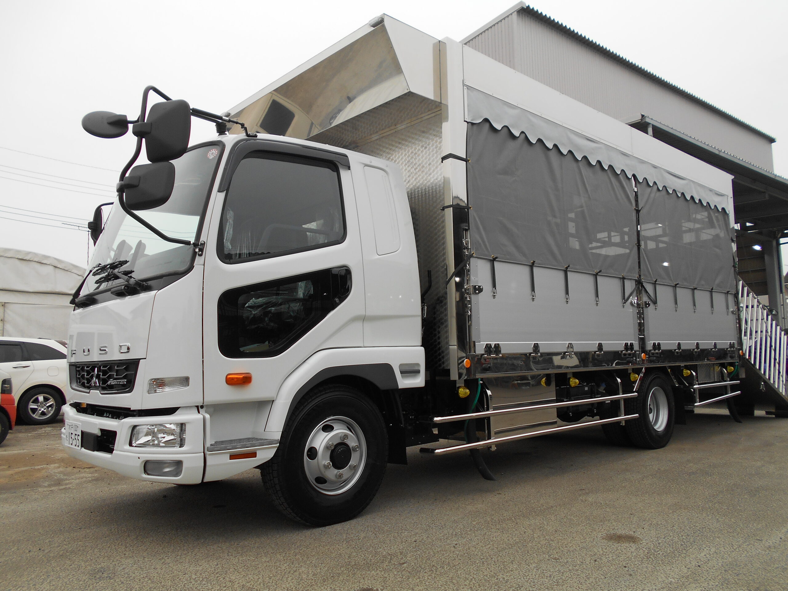 家畜運搬車　柳沼ボデー工場　畜産　新車　製造　牛　豚　養豚　家畜車