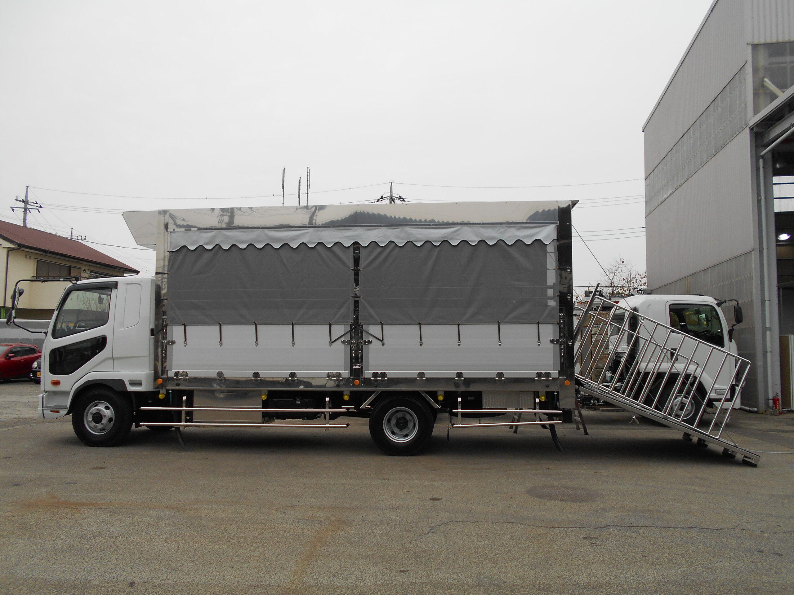 家畜運搬車　柳沼ボデー工場　畜産　新車　製造　牛　豚　養豚　家畜車
