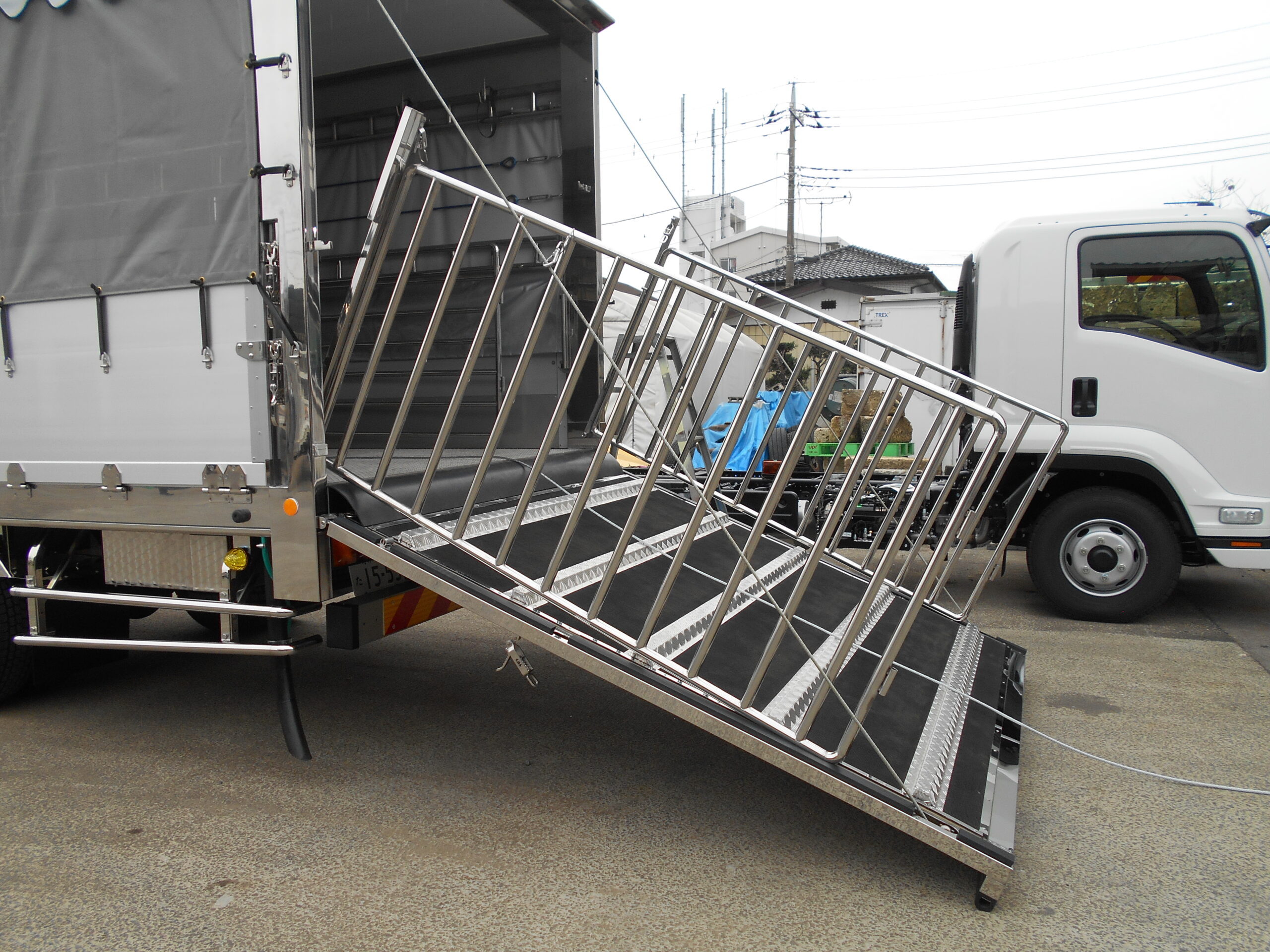 家畜運搬車　柳沼ボデー工場　畜産　新車　製造　牛　豚　養豚　家畜車