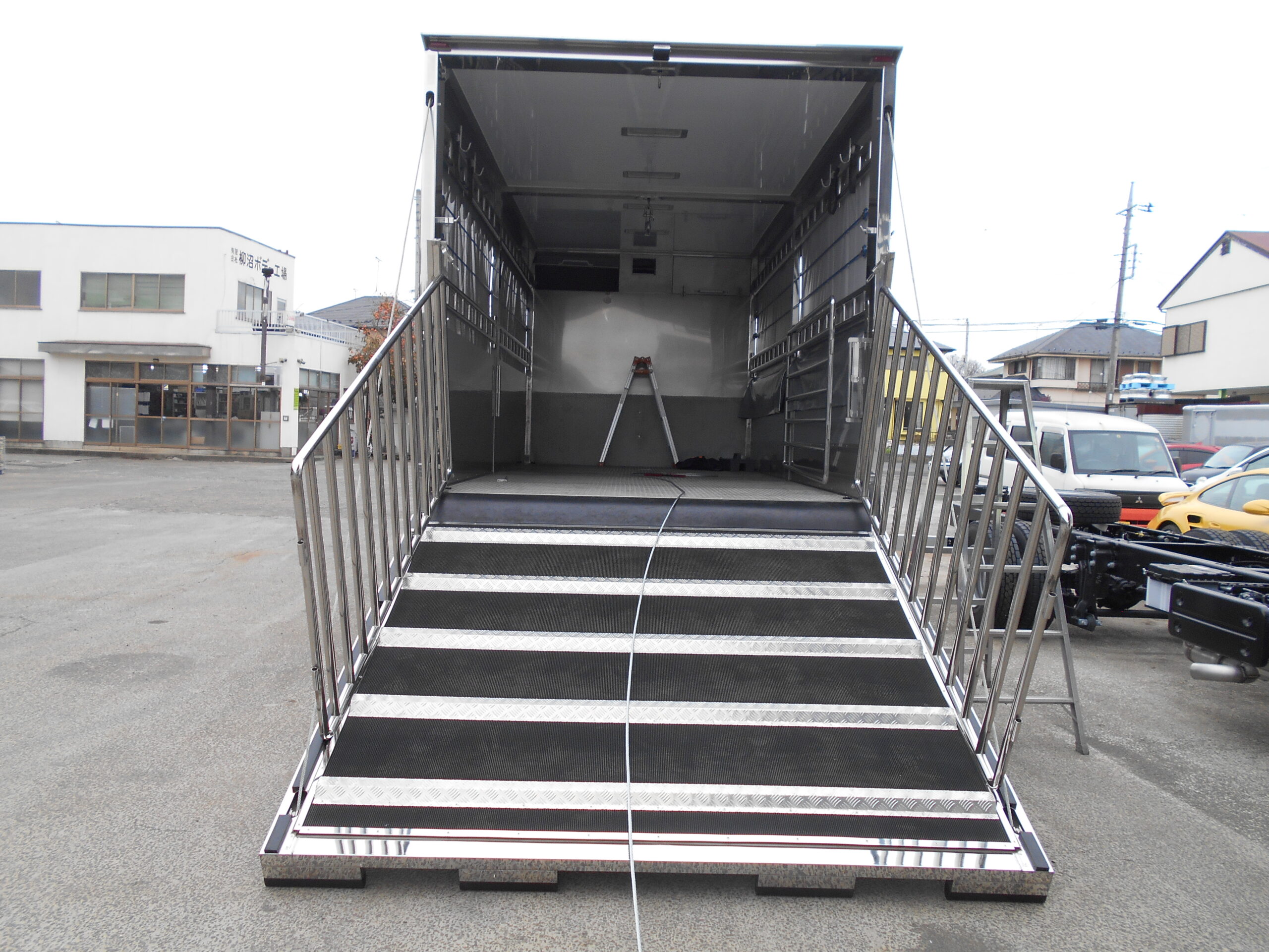 家畜運搬車　柳沼ボデー工場　畜産　新車　製造　牛　豚　養豚　家畜車