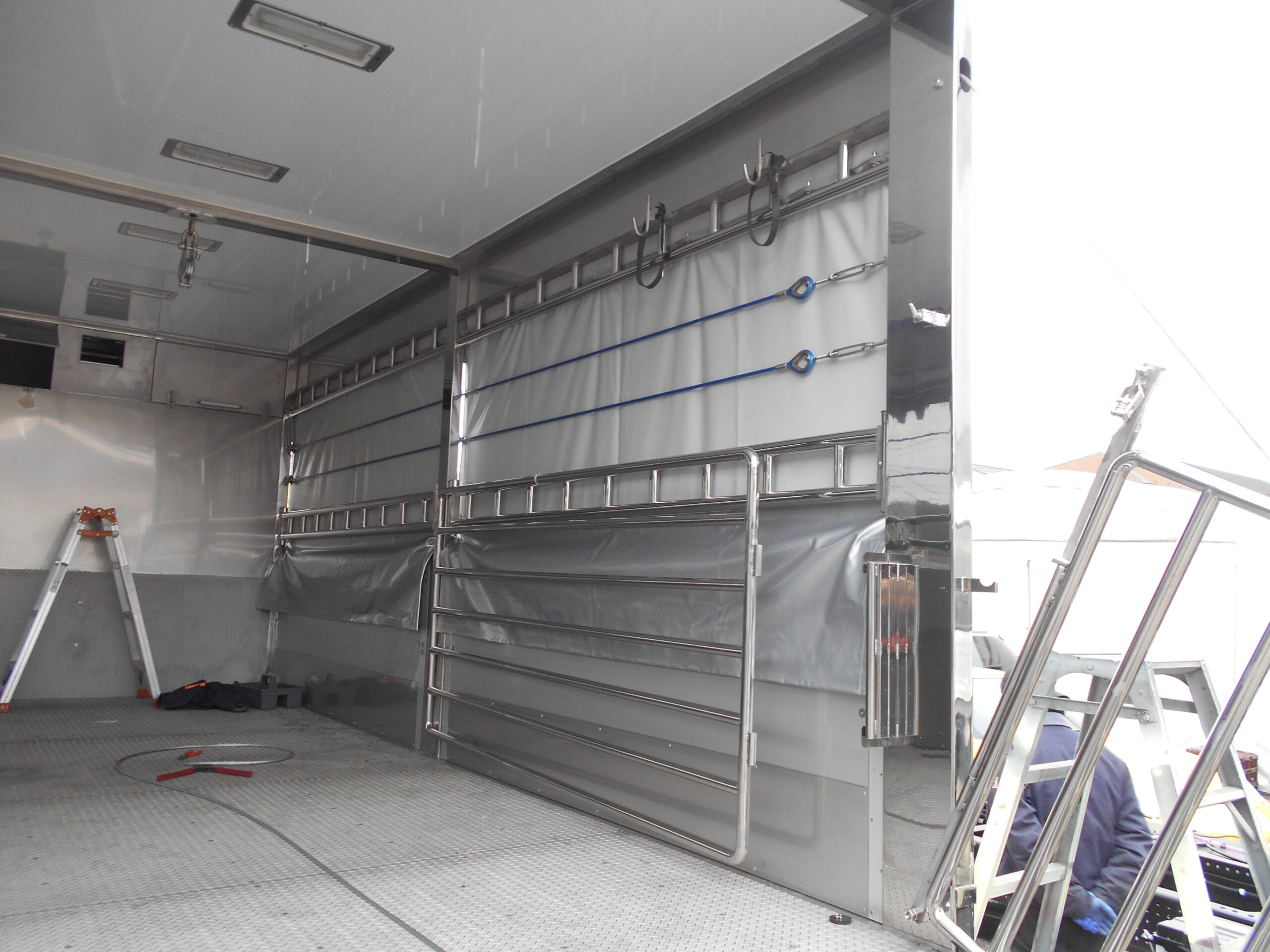 家畜運搬車　柳沼ボデー工場　畜産　新車　製造　牛　豚　養豚　家畜車