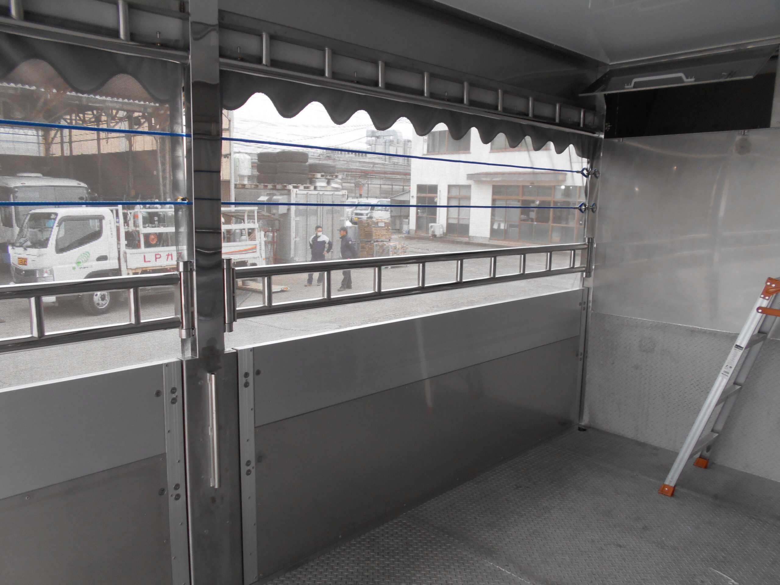 家畜運搬車　柳沼ボデー工場　畜産　新車　製造　牛　豚　養豚　家畜車