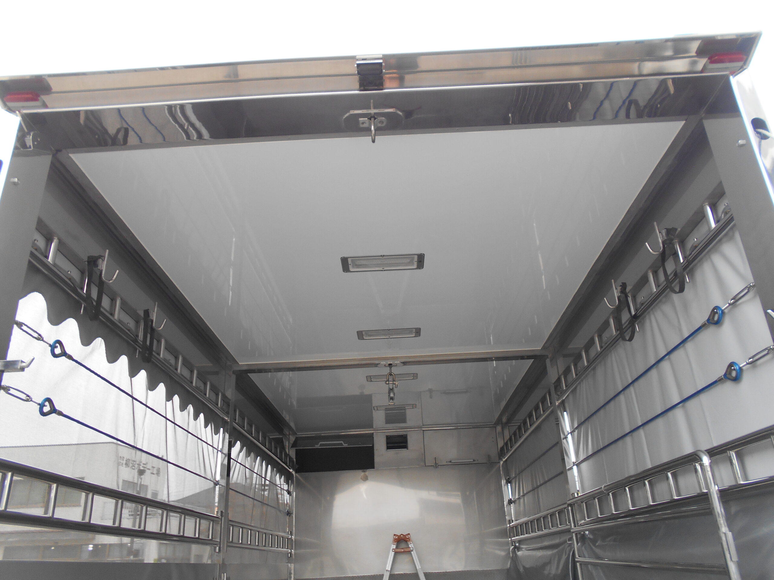 家畜運搬車　柳沼ボデー工場　畜産　新車　製造　牛　豚　養豚　家畜車