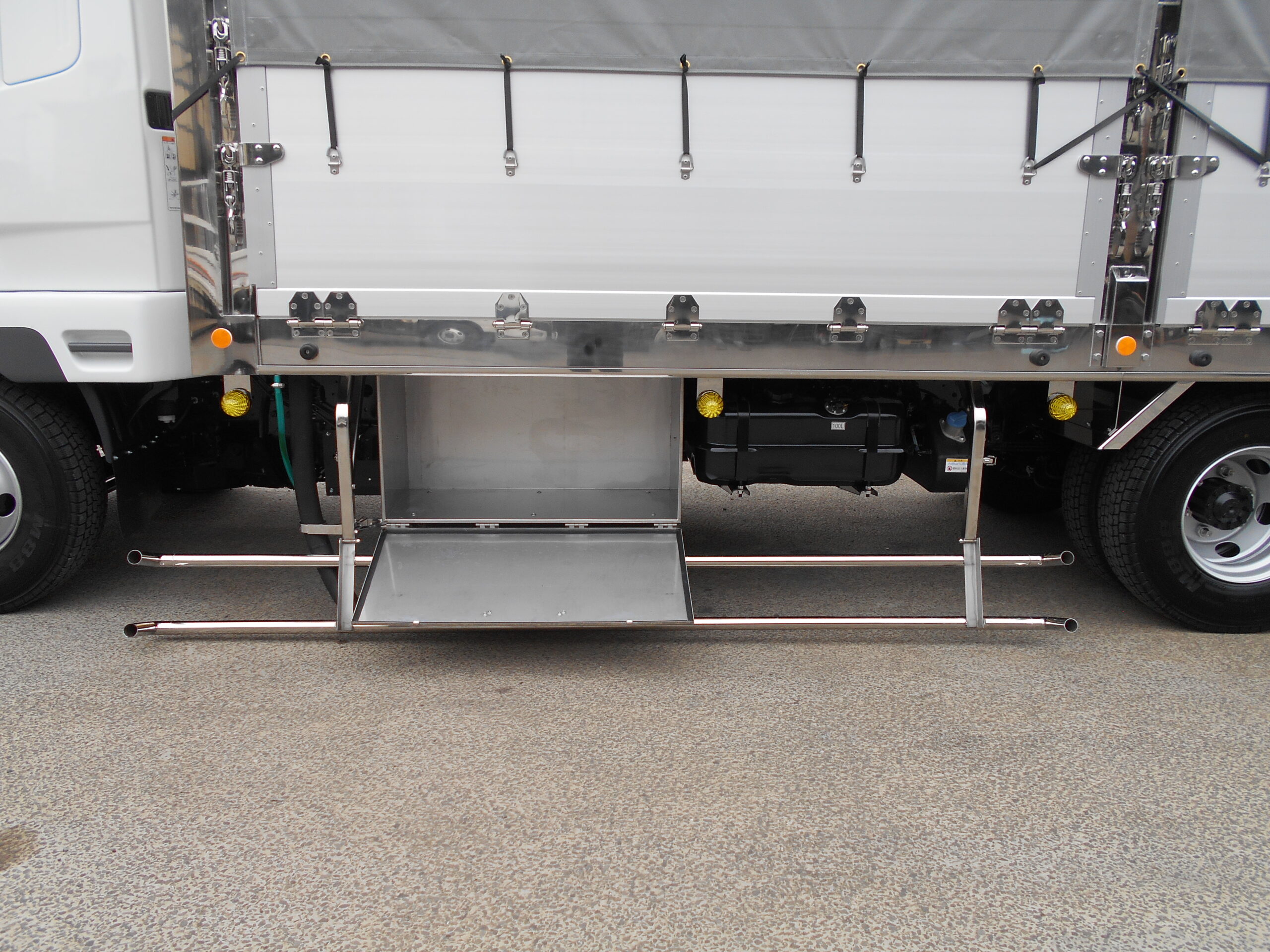 家畜運搬車　柳沼ボデー工場　畜産　新車　製造　牛　豚　養豚　家畜車