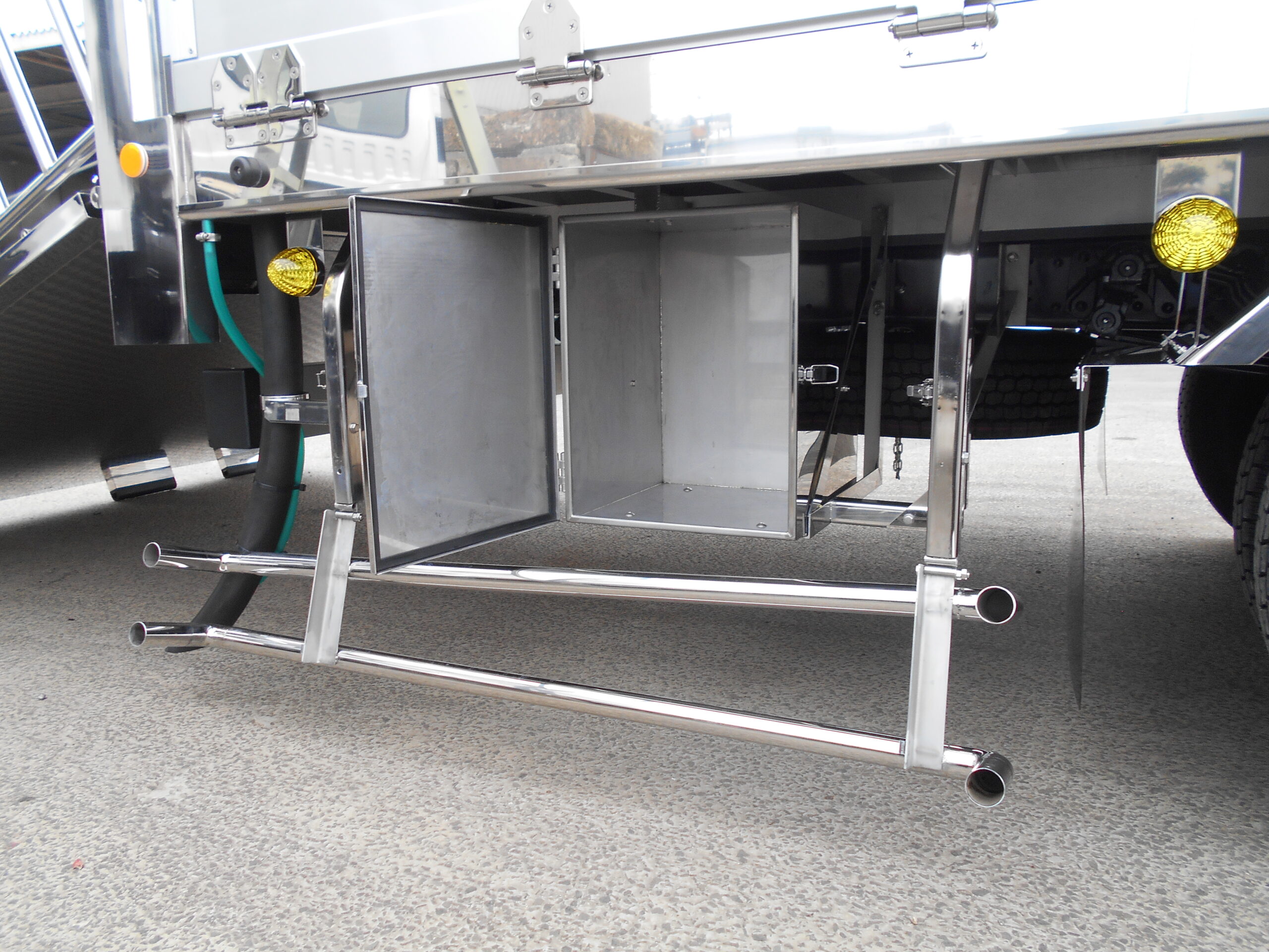 家畜運搬車　柳沼ボデー工場　畜産　新車　製造　牛　豚　養豚　家畜車