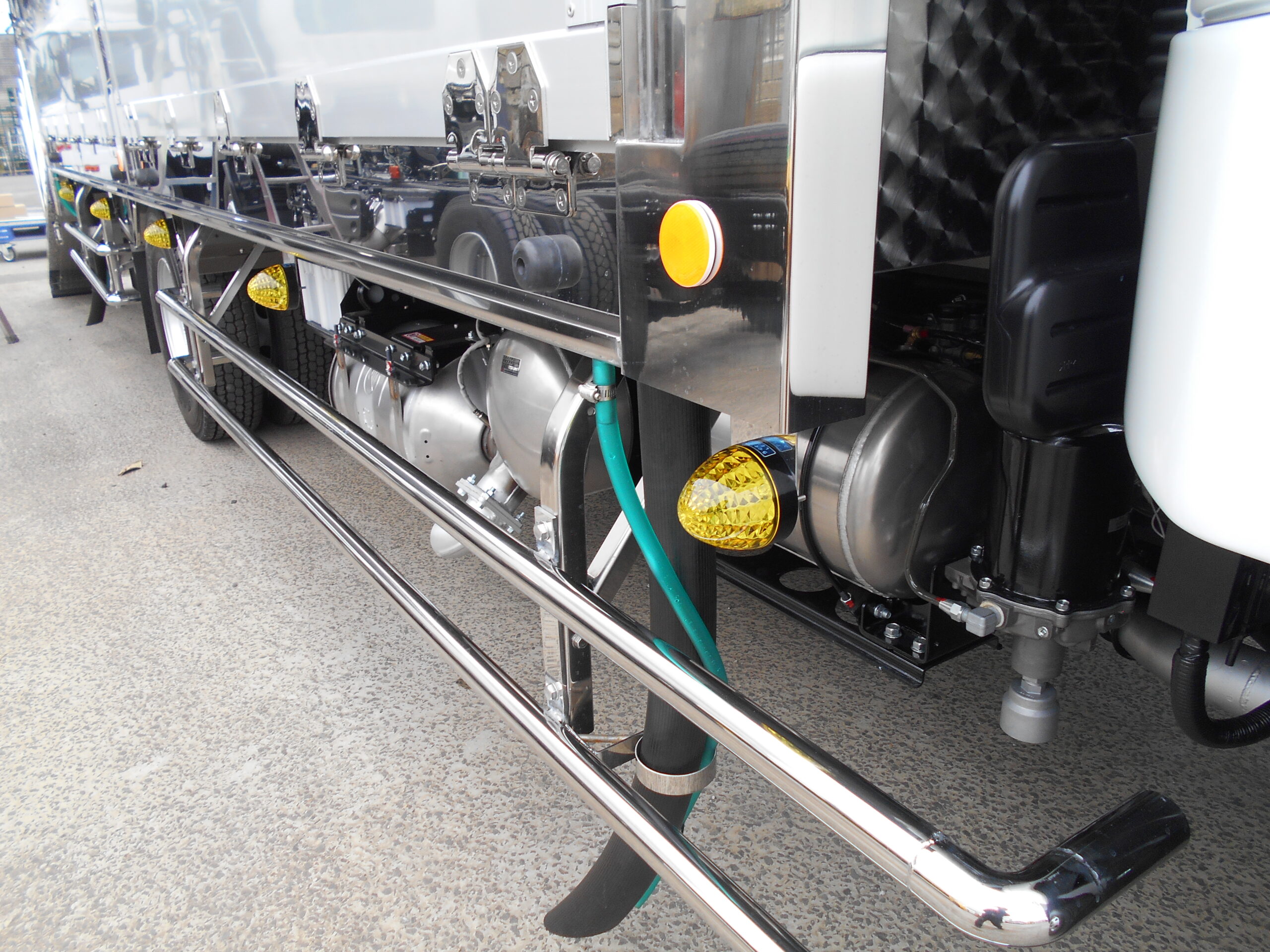 家畜運搬車　柳沼ボデー工場　畜産　新車　製造　牛　豚　養豚　家畜車