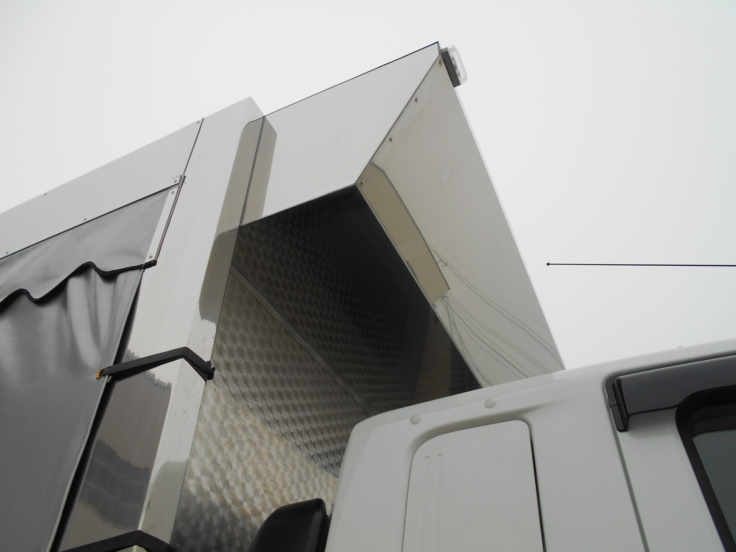 家畜運搬車　柳沼ボデー工場　畜産　新車　製造　牛　豚　養豚　家畜車