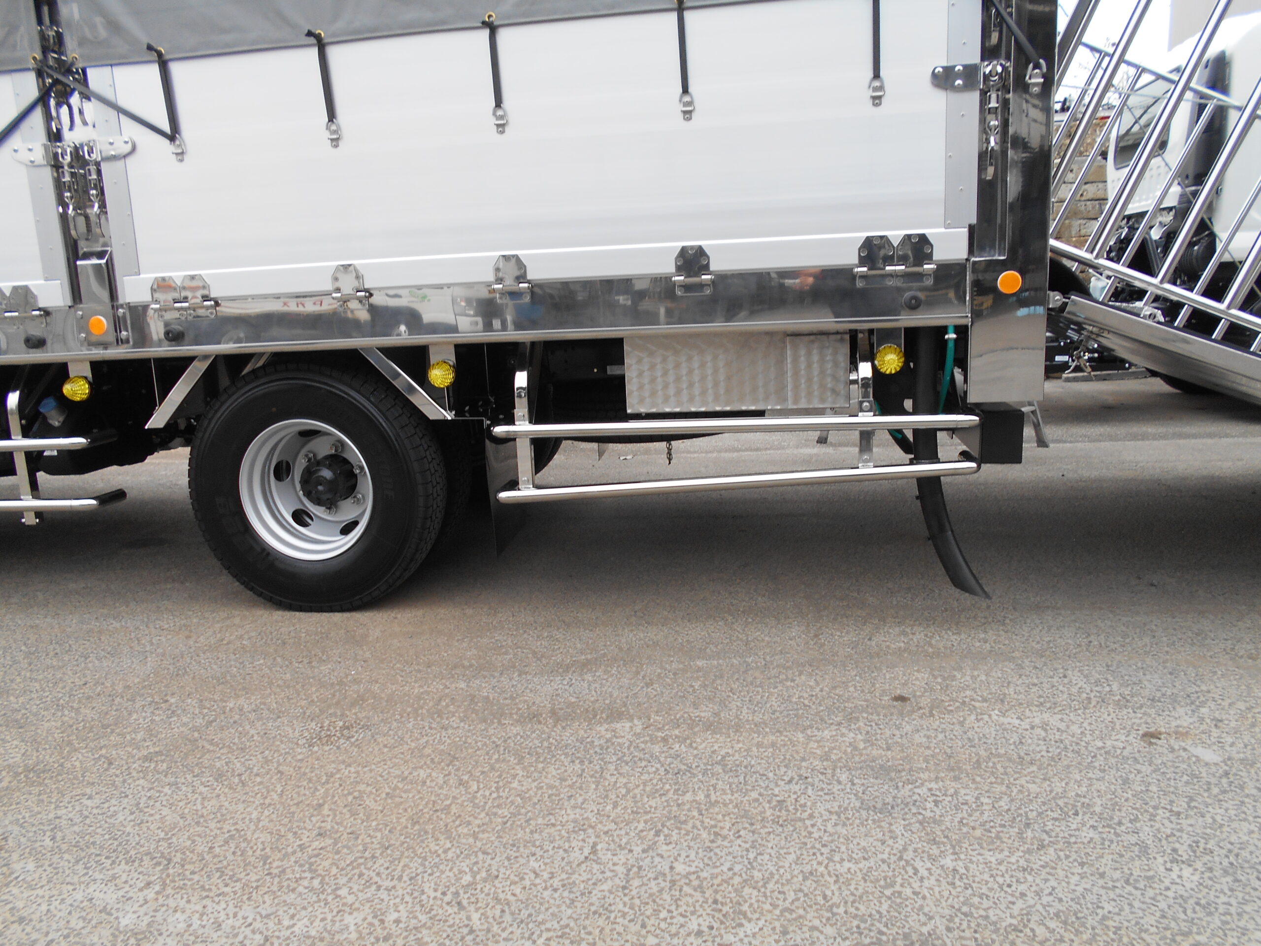 家畜運搬車　柳沼ボデー工場　畜産　新車　製造　牛　豚　養豚　家畜車