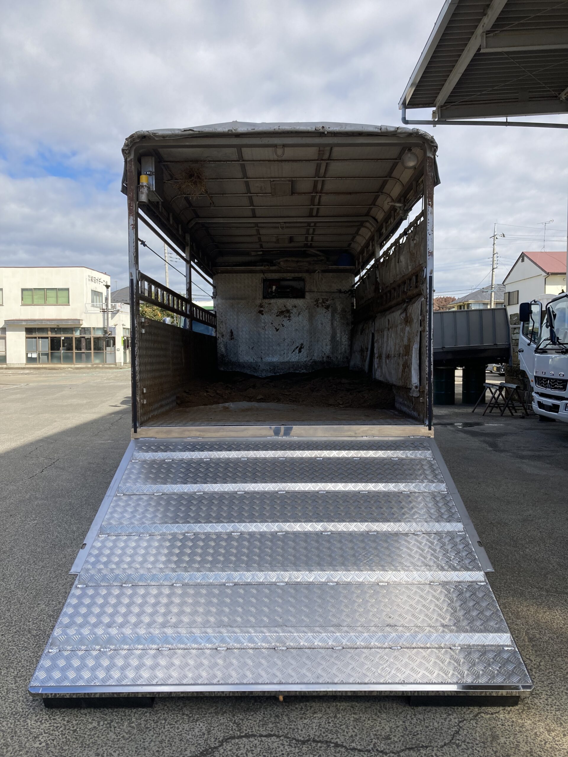 家畜運搬車 柳沼ボデー工場 畜産 新車 製造 牛 豚 養豚 家畜車