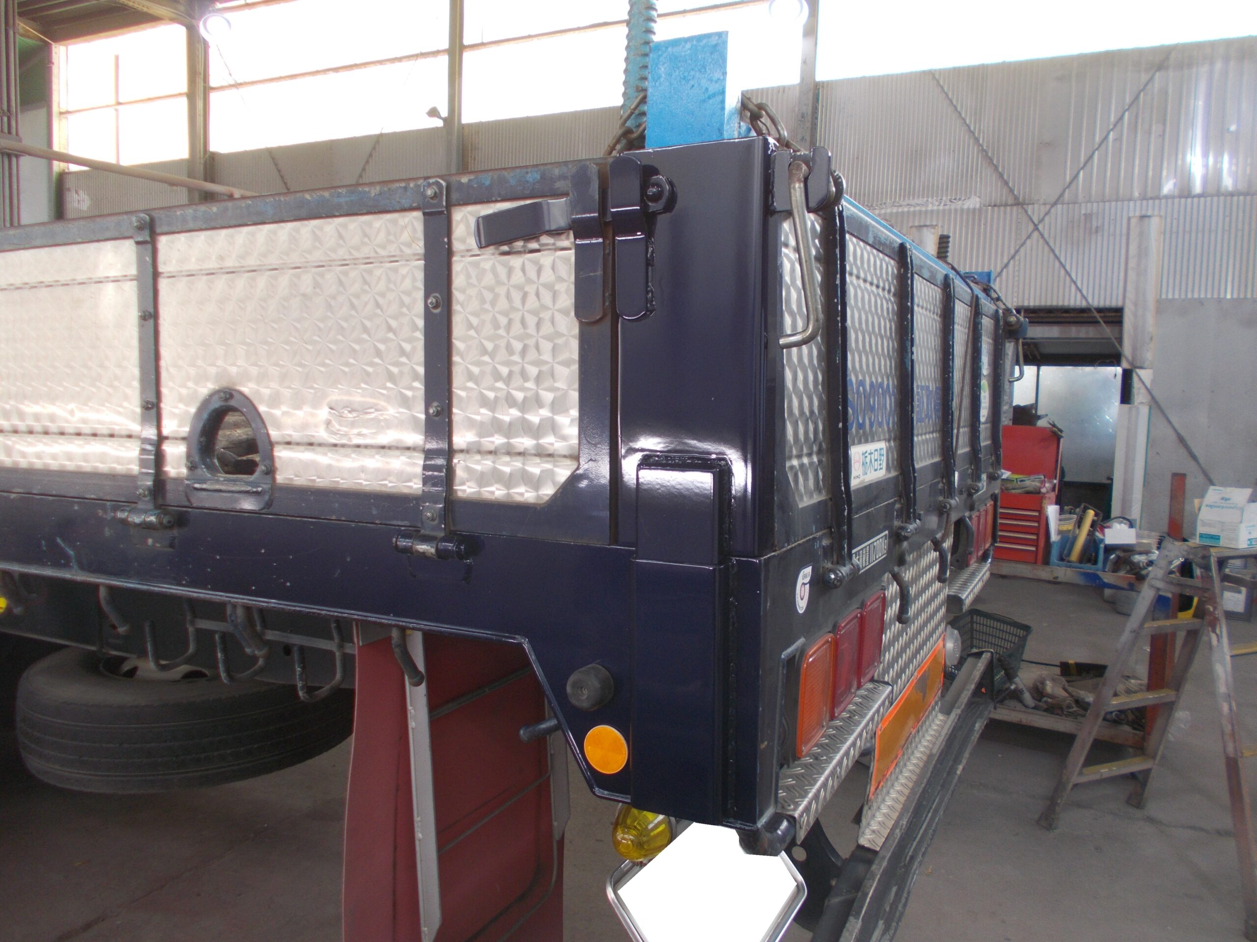 日野自動車 HINO 平ボディ 平ボデー 半柱 リヤ柱 ガゼット