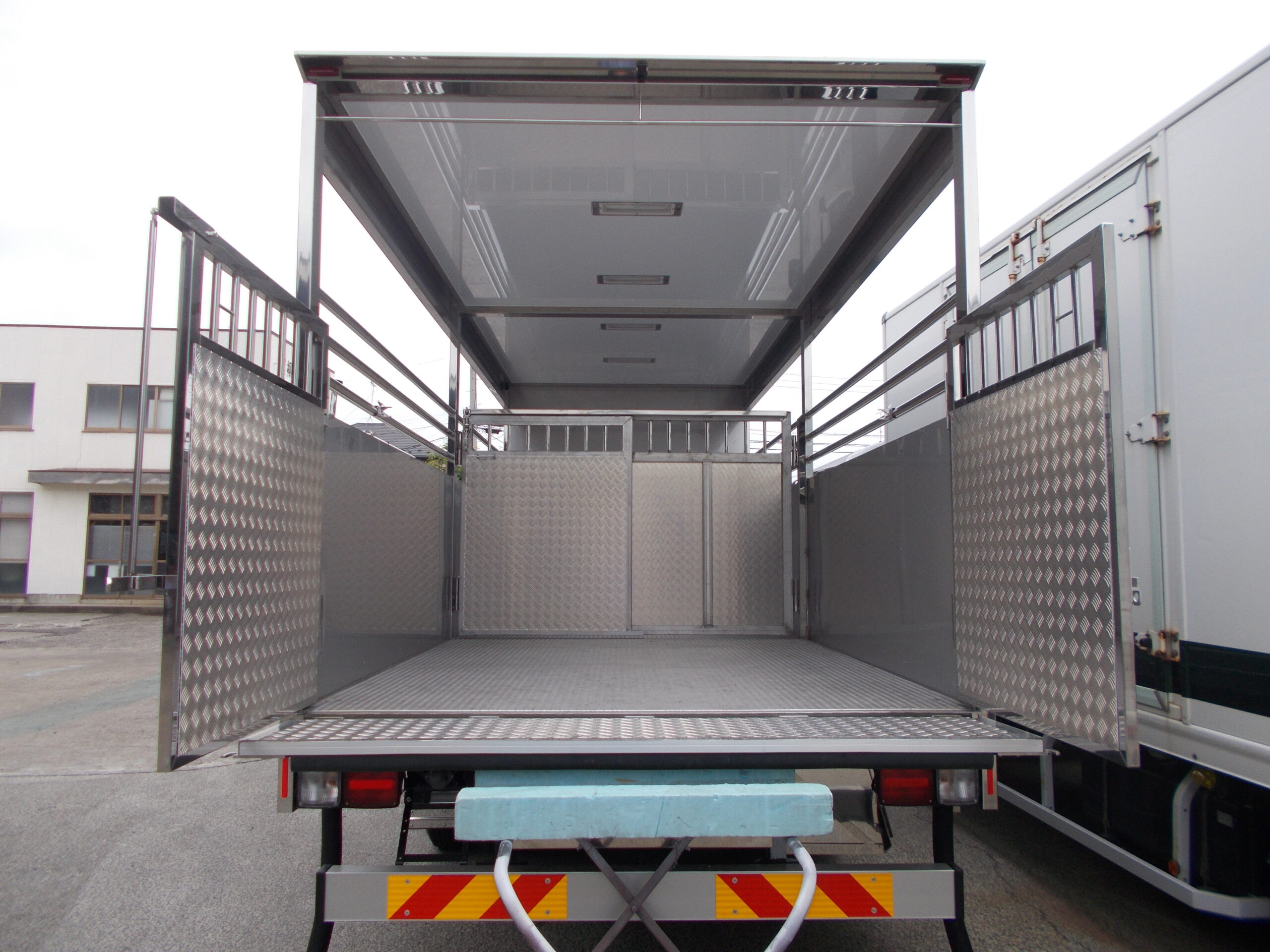 家畜運搬車 柳沼ボデー工場 畜産 新車 製造 牛 豚 養豚 家畜車 グリーンピッグ 愛知県西尾市 販売 いすゞ自動車 ISUZU 新型