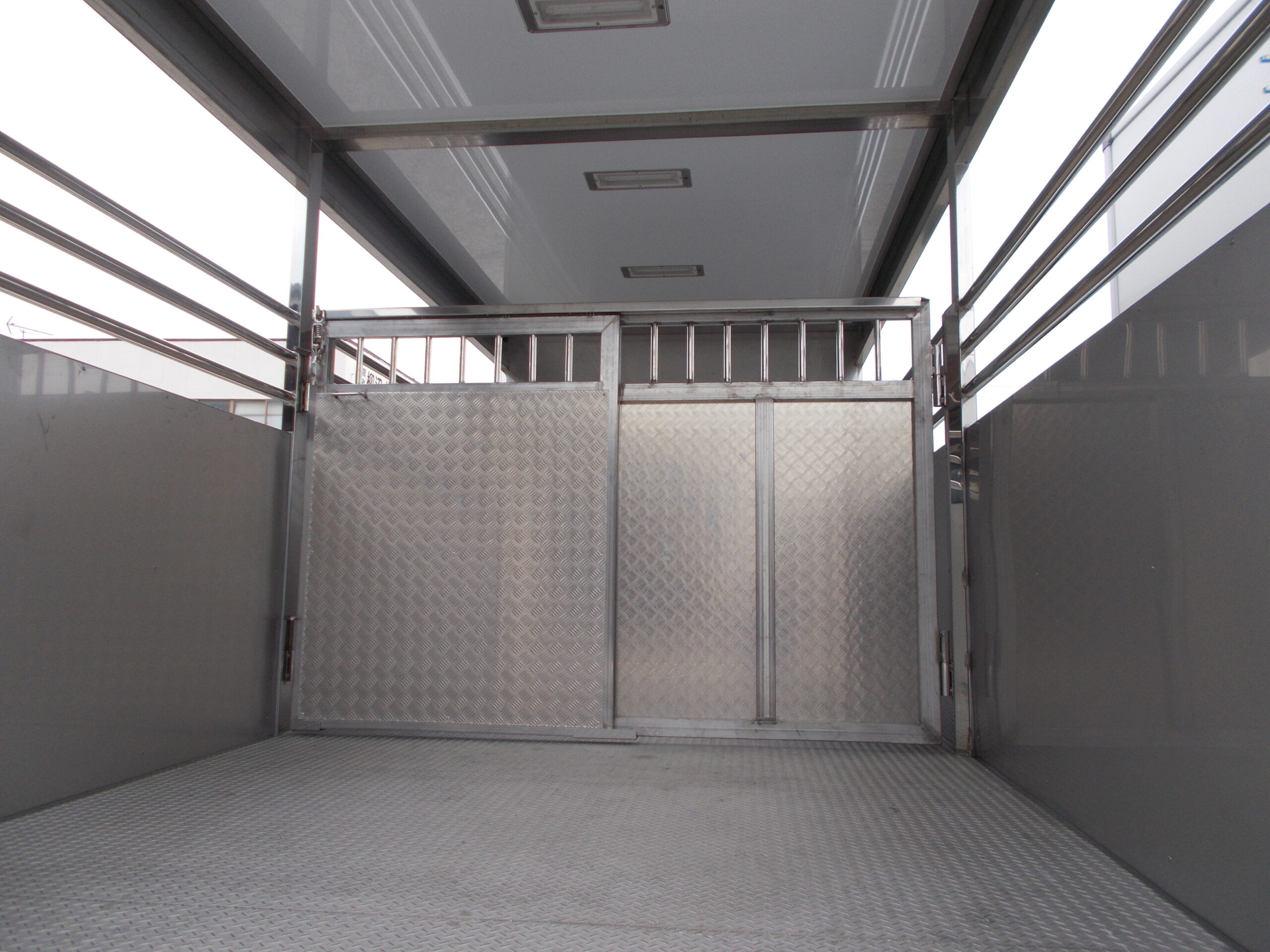 家畜運搬車 柳沼ボデー工場 畜産 新車 製造 牛 豚 養豚 家畜車 グリーンピッグ 愛知県西尾市 販売 いすゞ自動車 ISUZU 新型