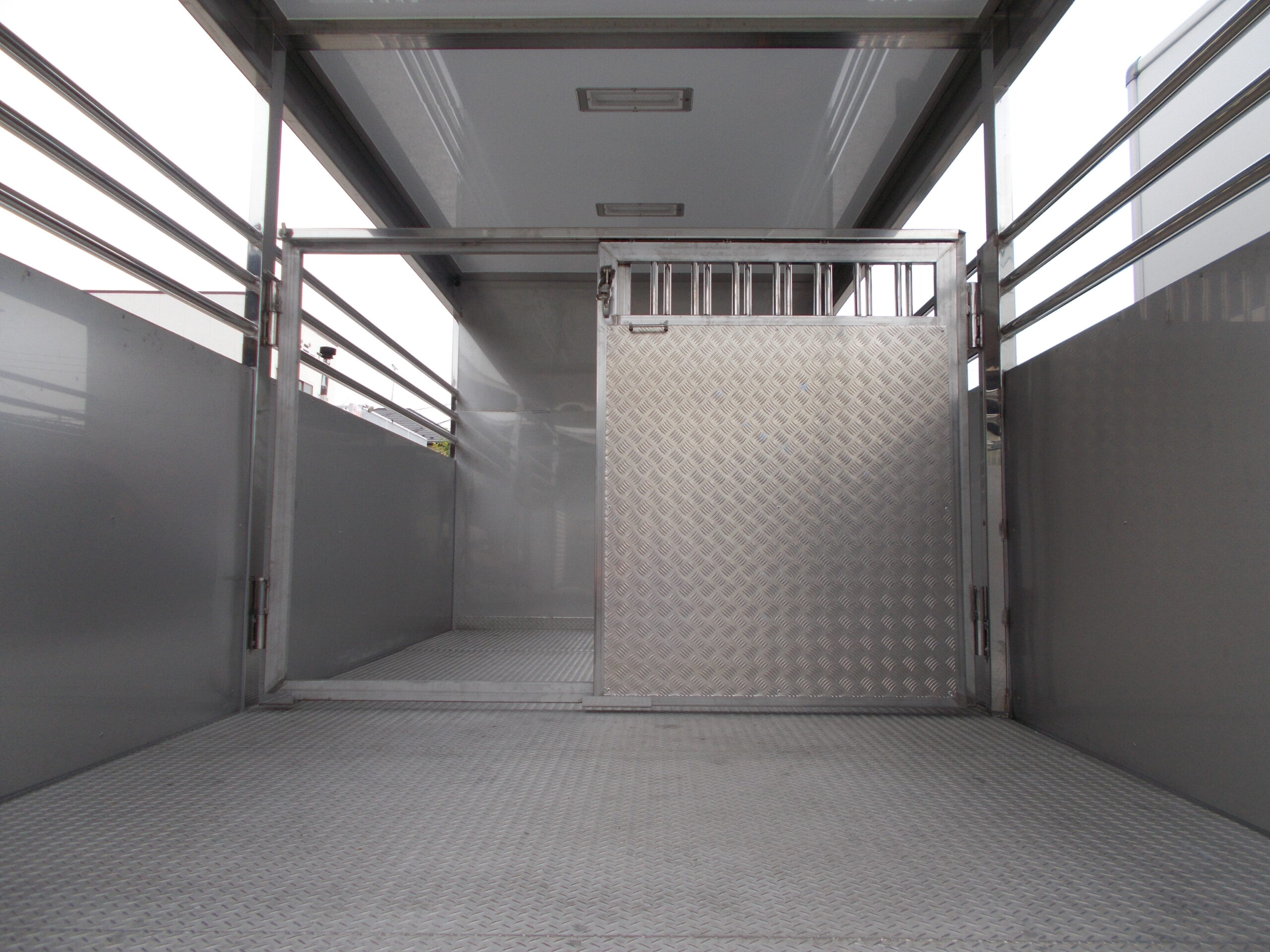 家畜運搬車 柳沼ボデー工場 畜産 新車 製造 牛 豚 養豚 家畜車 グリーンピッグ 愛知県西尾市 販売 いすゞ自動車 ISUZU 新型