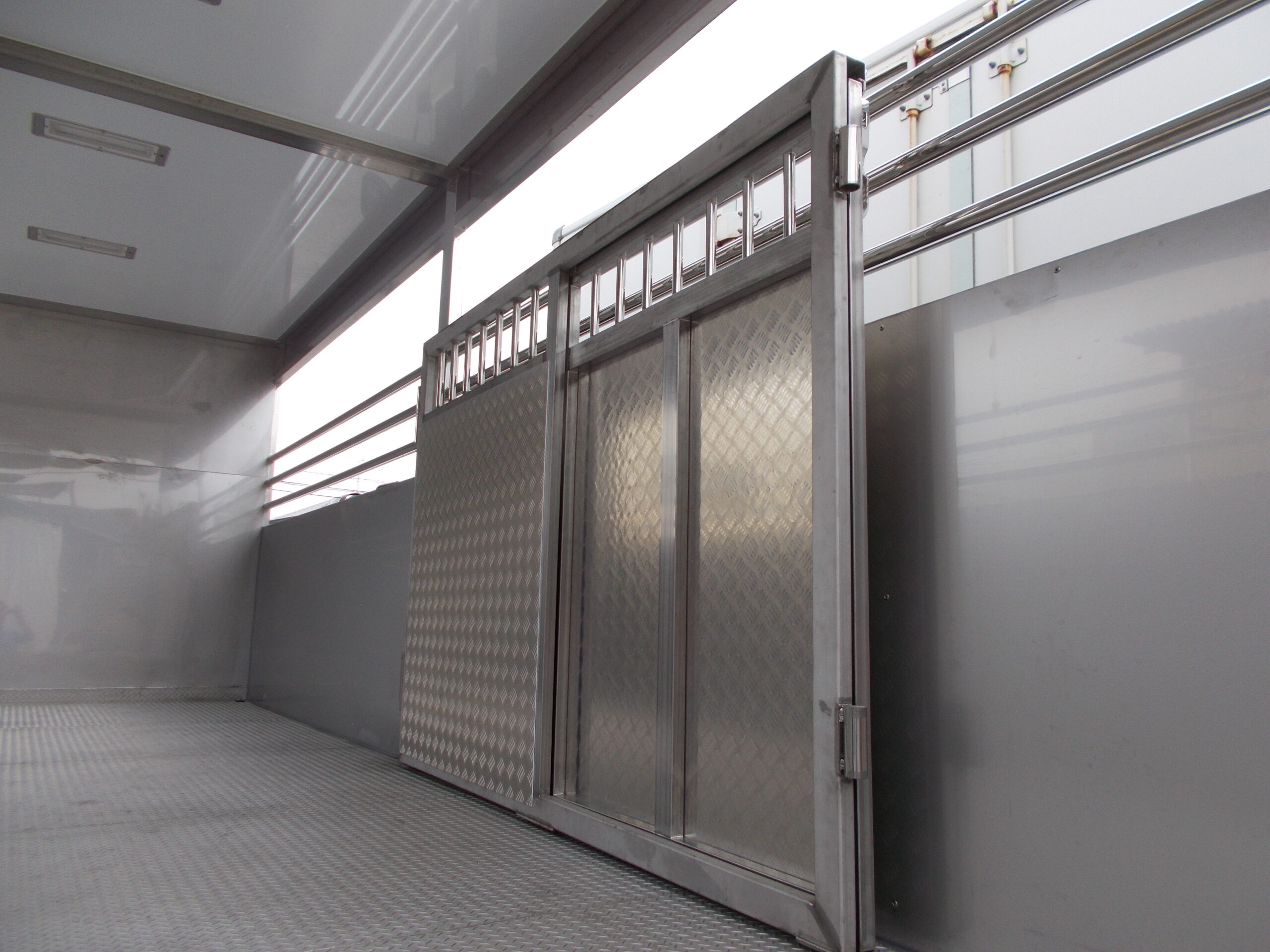 家畜運搬車 柳沼ボデー工場 畜産 新車 製造 牛 豚 養豚 家畜車 グリーンピッグ 愛知県西尾市 販売 いすゞ自動車 ISUZU 新型