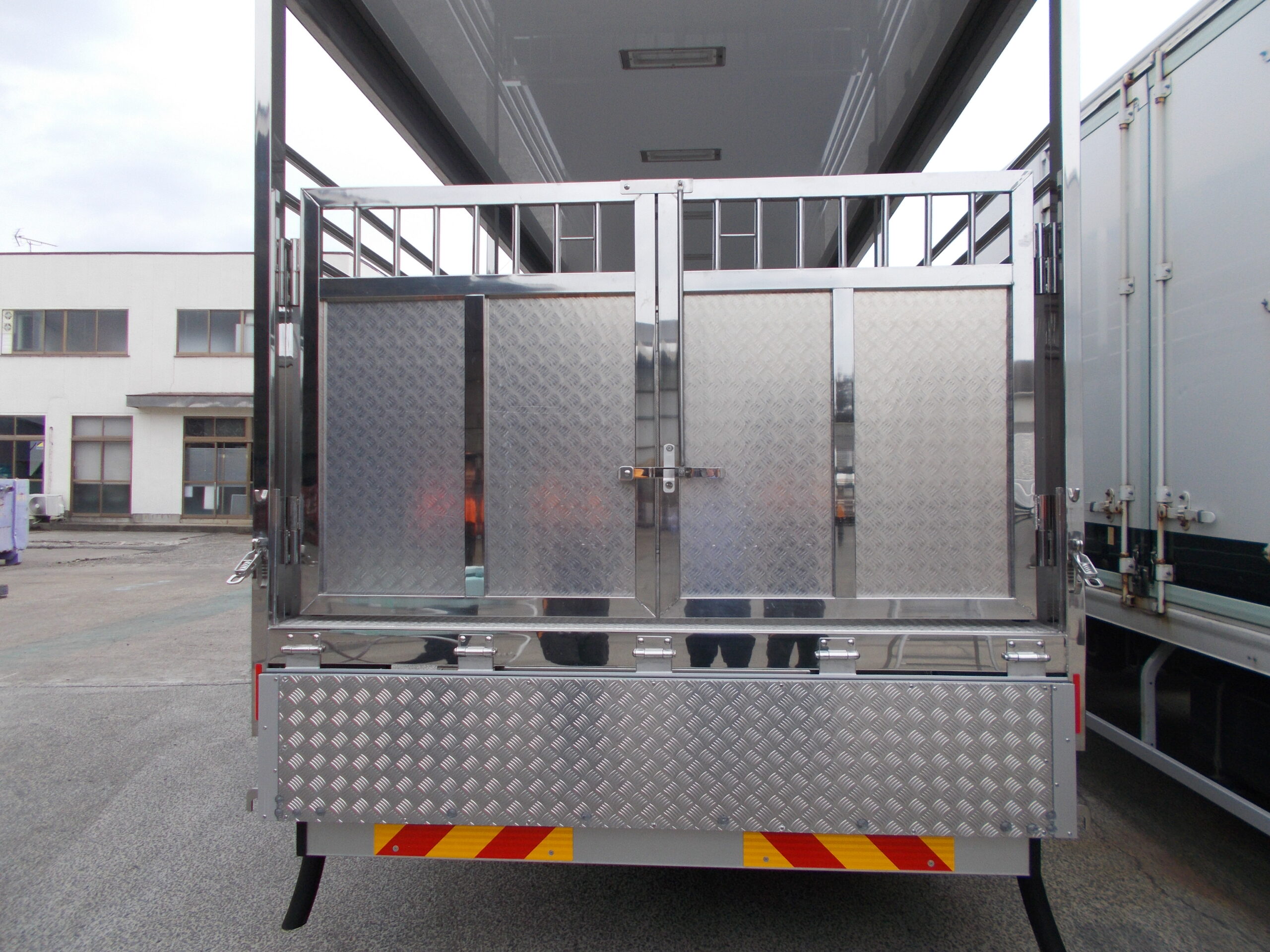 家畜運搬車 柳沼ボデー工場 畜産 新車 製造 牛 豚 養豚 家畜車 グリーンピッグ 愛知県西尾市 販売 いすゞ自動車 ISUZU 新型