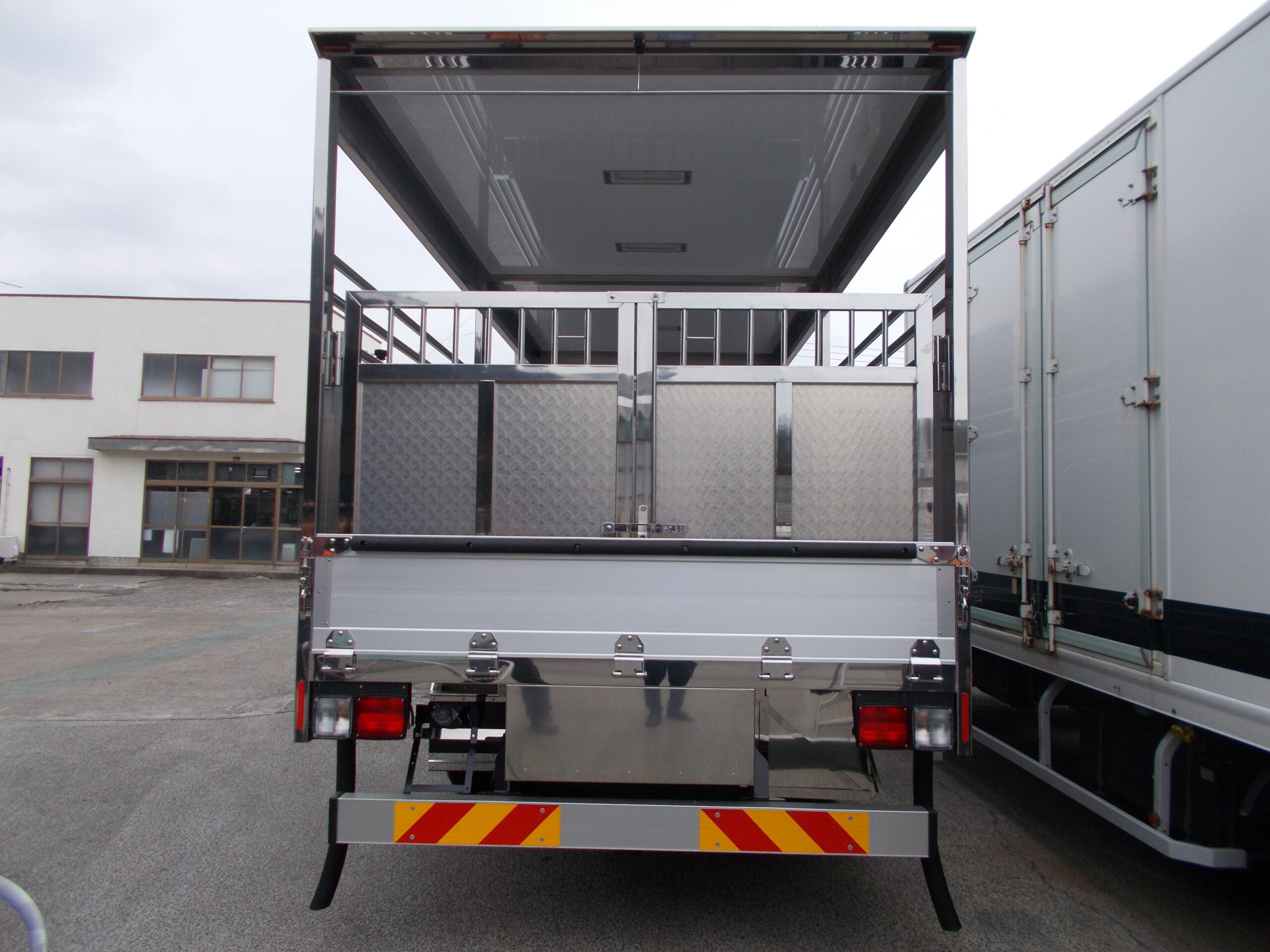 家畜運搬車 柳沼ボデー工場 畜産 新車 製造 牛 豚 養豚 家畜車 グリーンピッグ 愛知県西尾市 販売 いすゞ自動車 ISUZU 新型