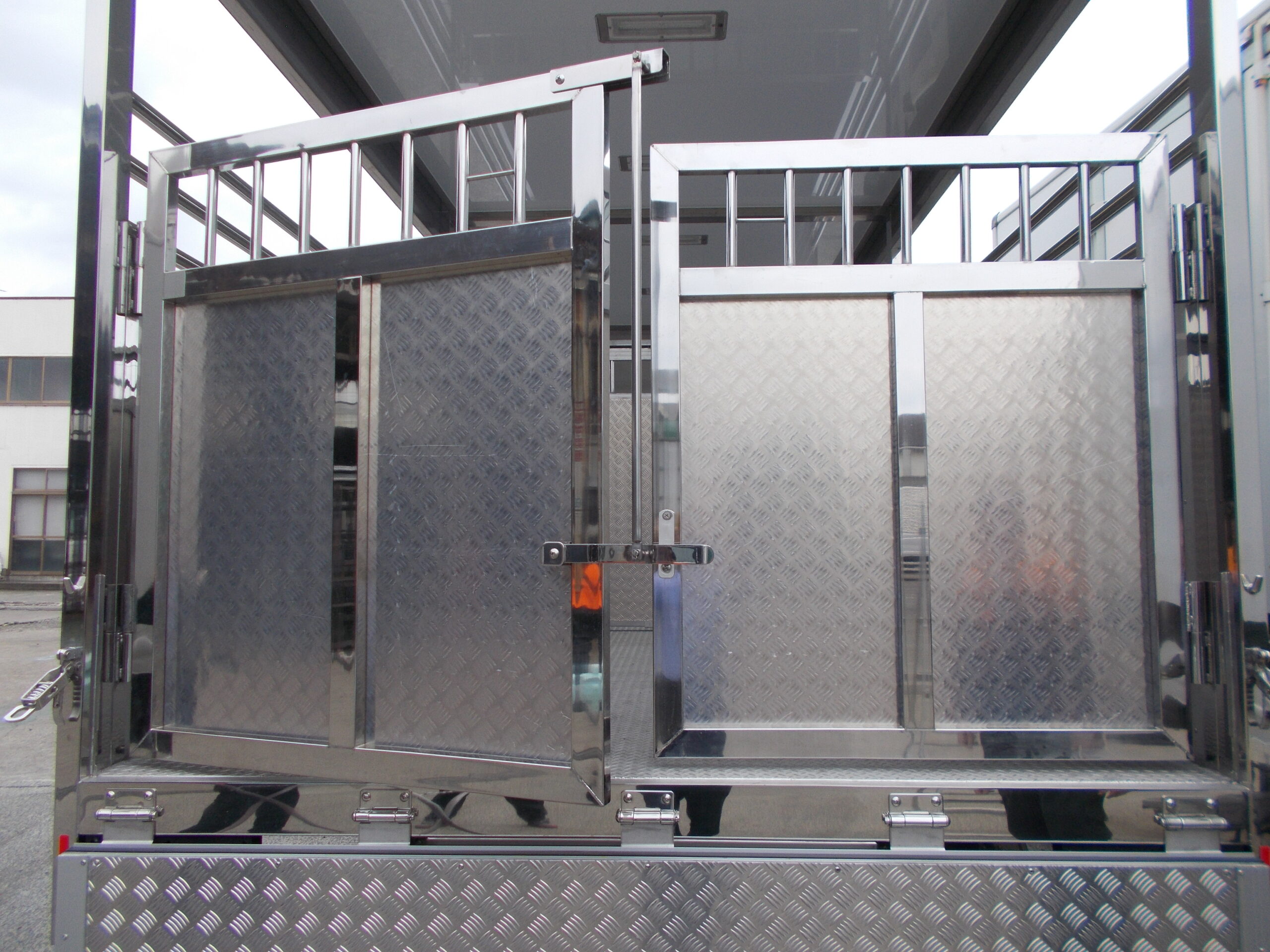 家畜運搬車 柳沼ボデー工場 畜産 新車 製造 牛 豚 養豚 家畜車 グリーンピッグ 愛知県西尾市 販売 いすゞ自動車 ISUZU 新型