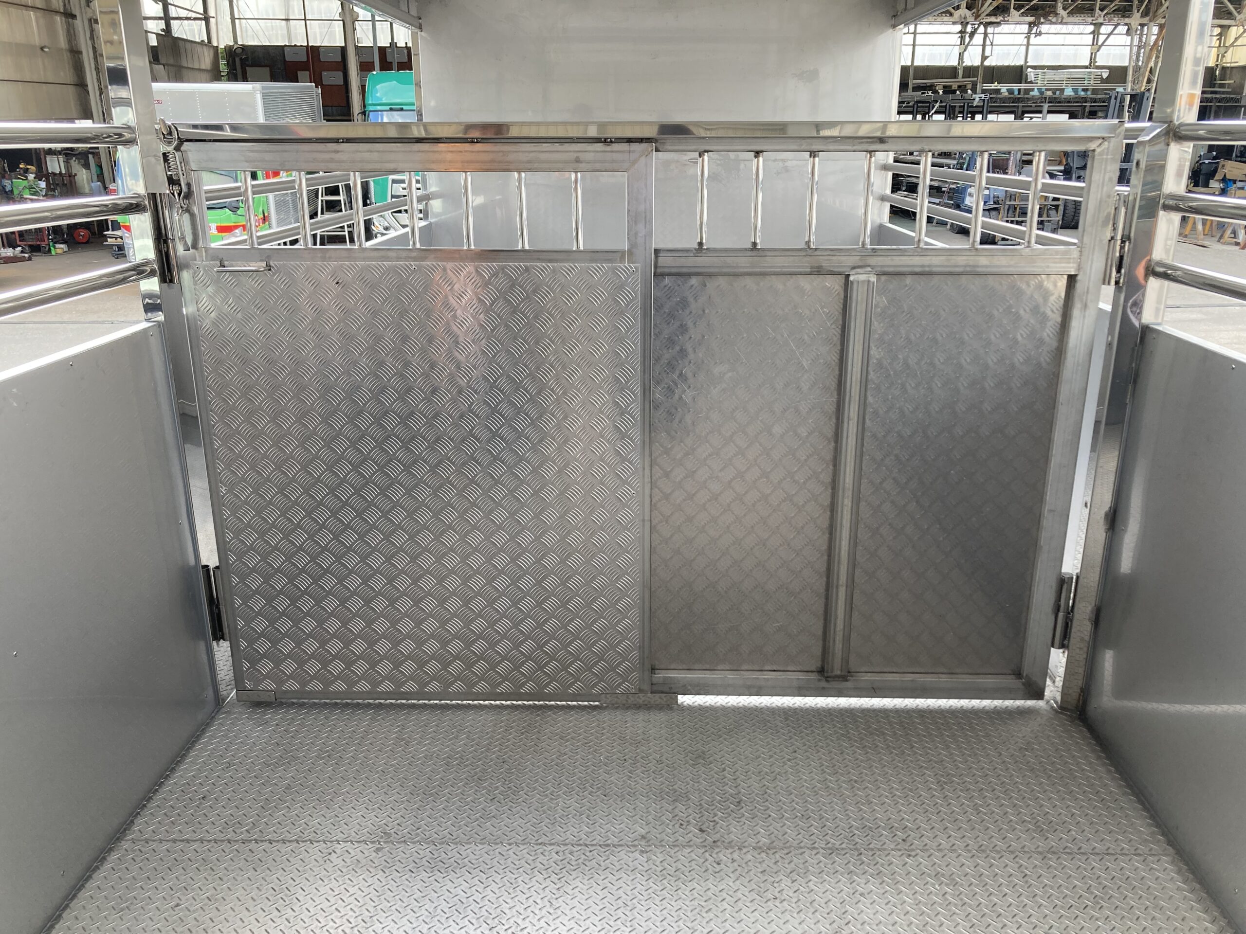 家畜運搬車 柳沼ボデー工場 畜産 新車 製造 牛 豚 養豚 家畜車 グリーンピッグ 愛知県西尾市 販売 いすゞ自動車 ISUZU 新型